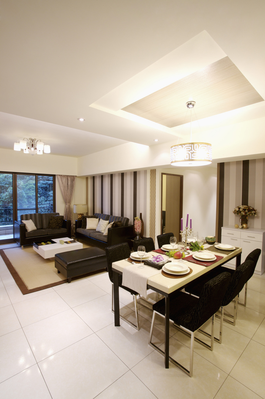 摘要:本文介绍了如何安装好看的长方形灯客厅,包括选择合适的灯具