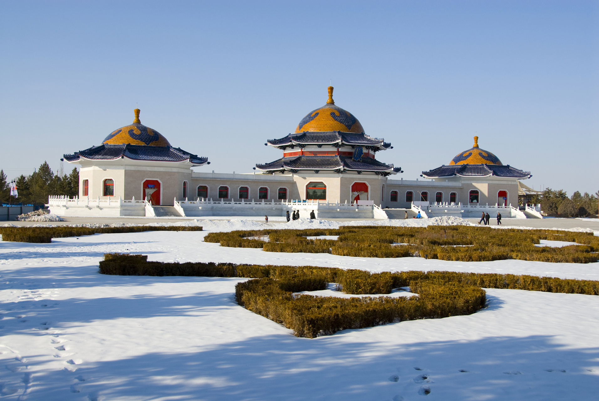 成吉思汗陵园位于内蒙古鄂尔多斯市,是世界上规模最大的陵园,内部有