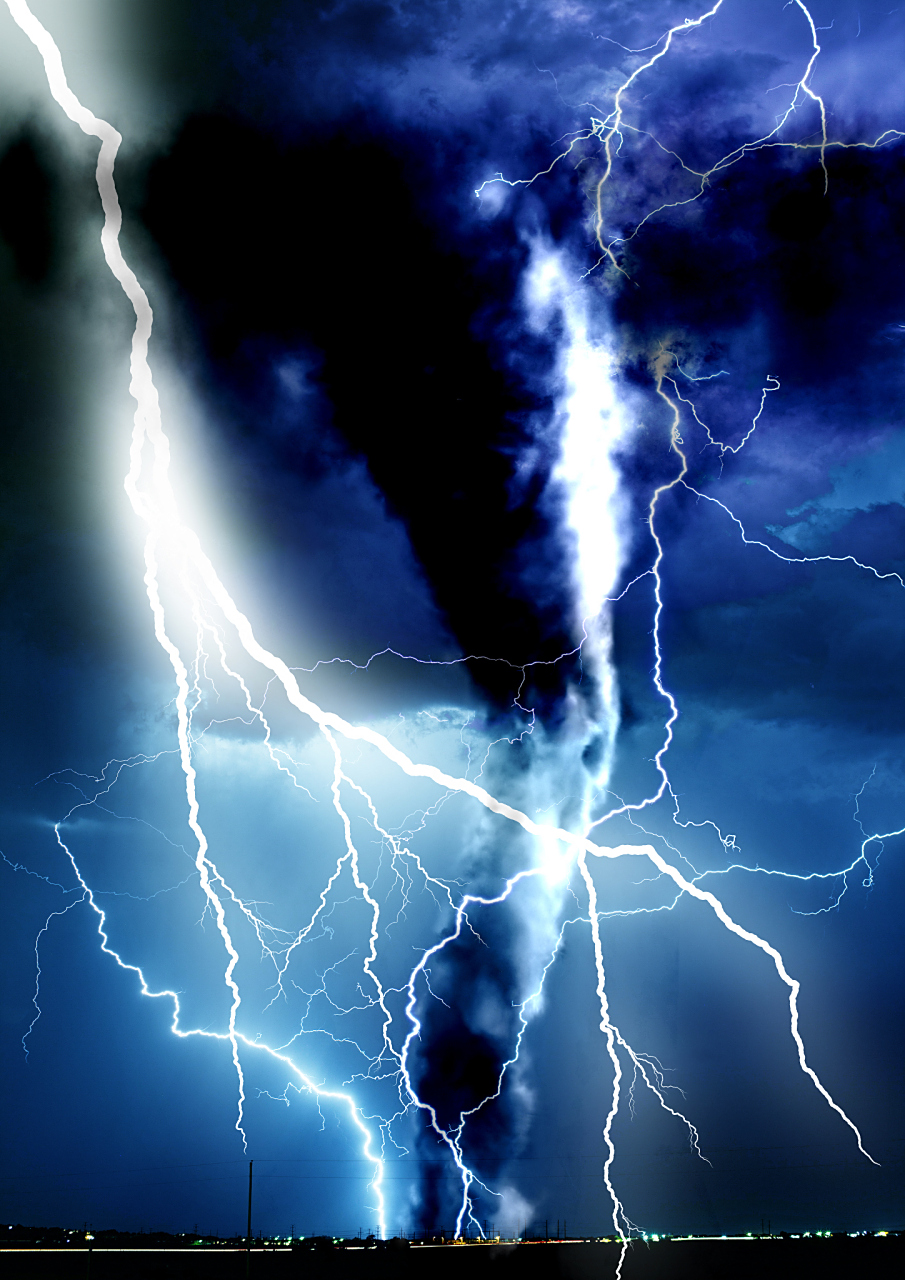 在一个雷电交加的日子,周荡村里的人们聚集在一起谈论着