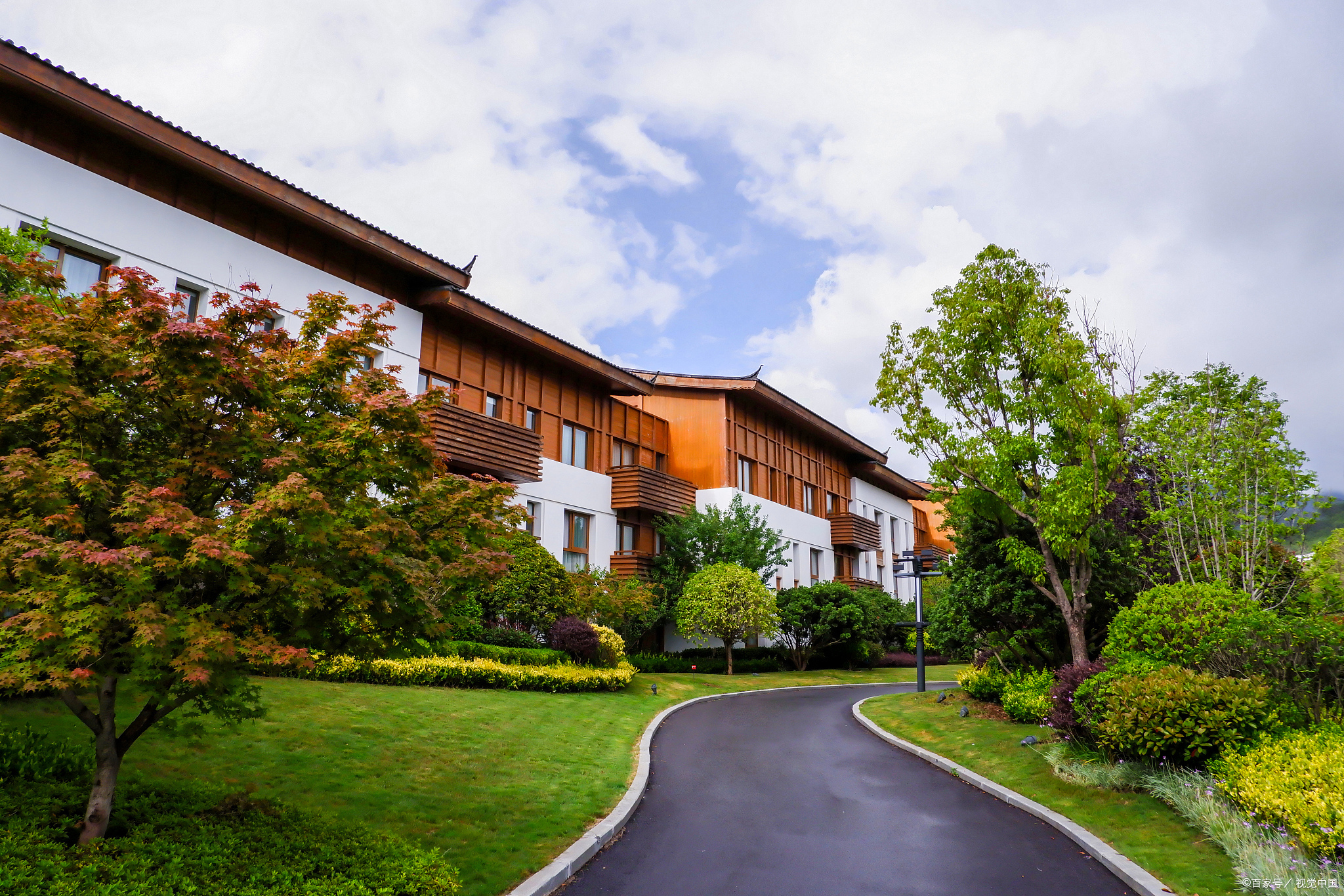 媒体报道,云南腾冲,女子带日本人入住一酒店被拒,酒店拉响防空警报