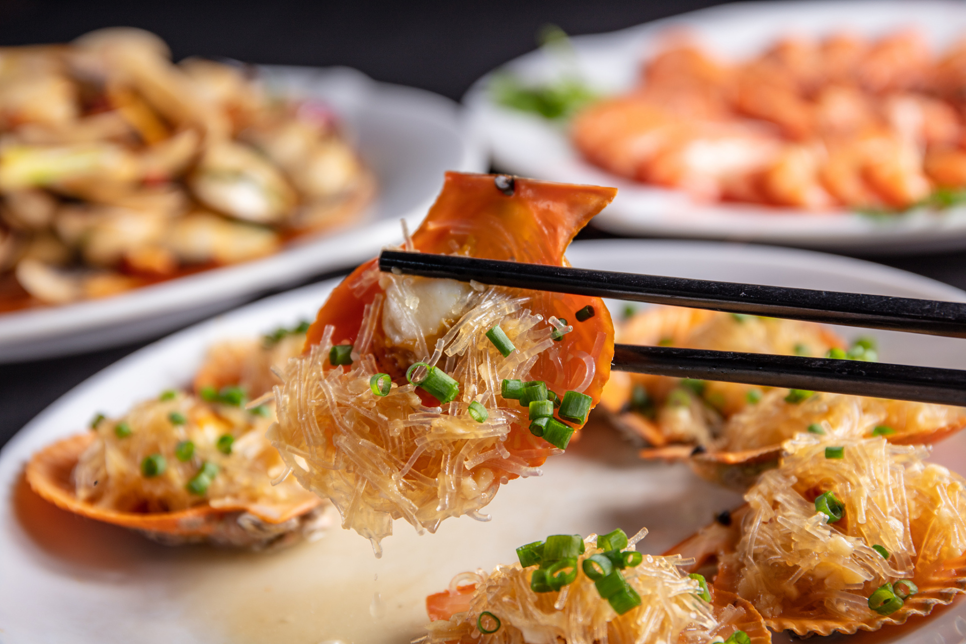 蒜蓉粉丝蒸扇贝,鲜香四溢,一口下去,简直是味蕾的盛宴!