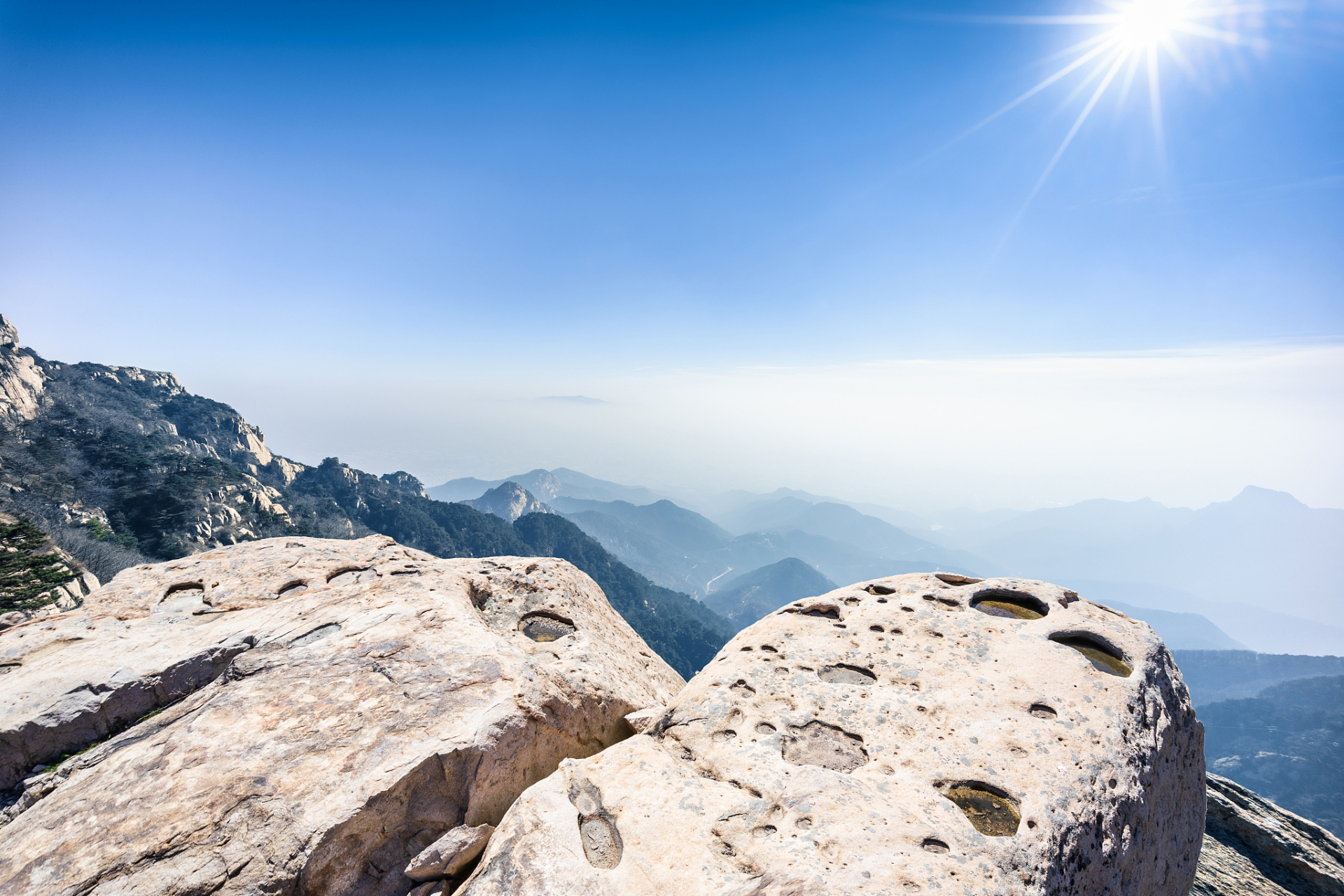 光明顶为黄山的主峰之一.