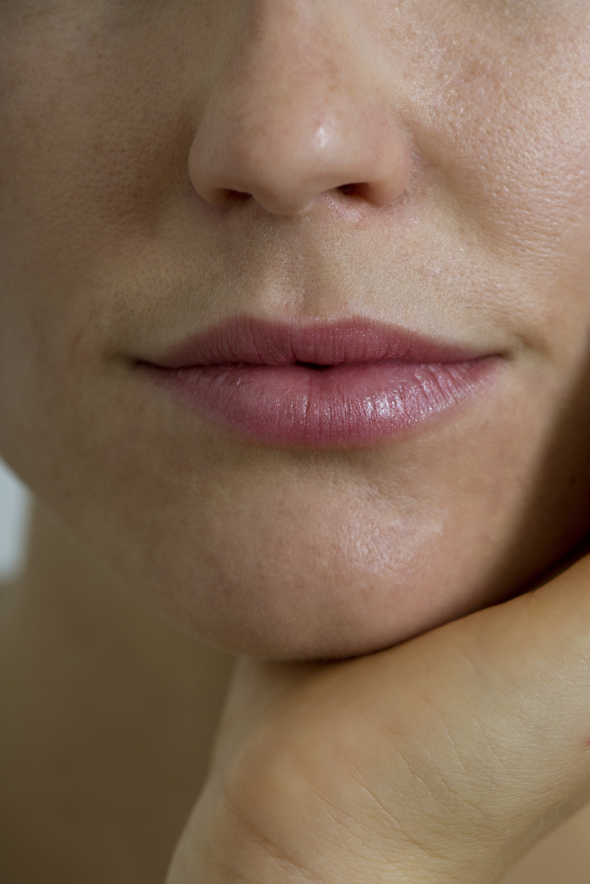 医美改善下巴短的方式  医美改善下巴短的方式主要有以下几种:  115