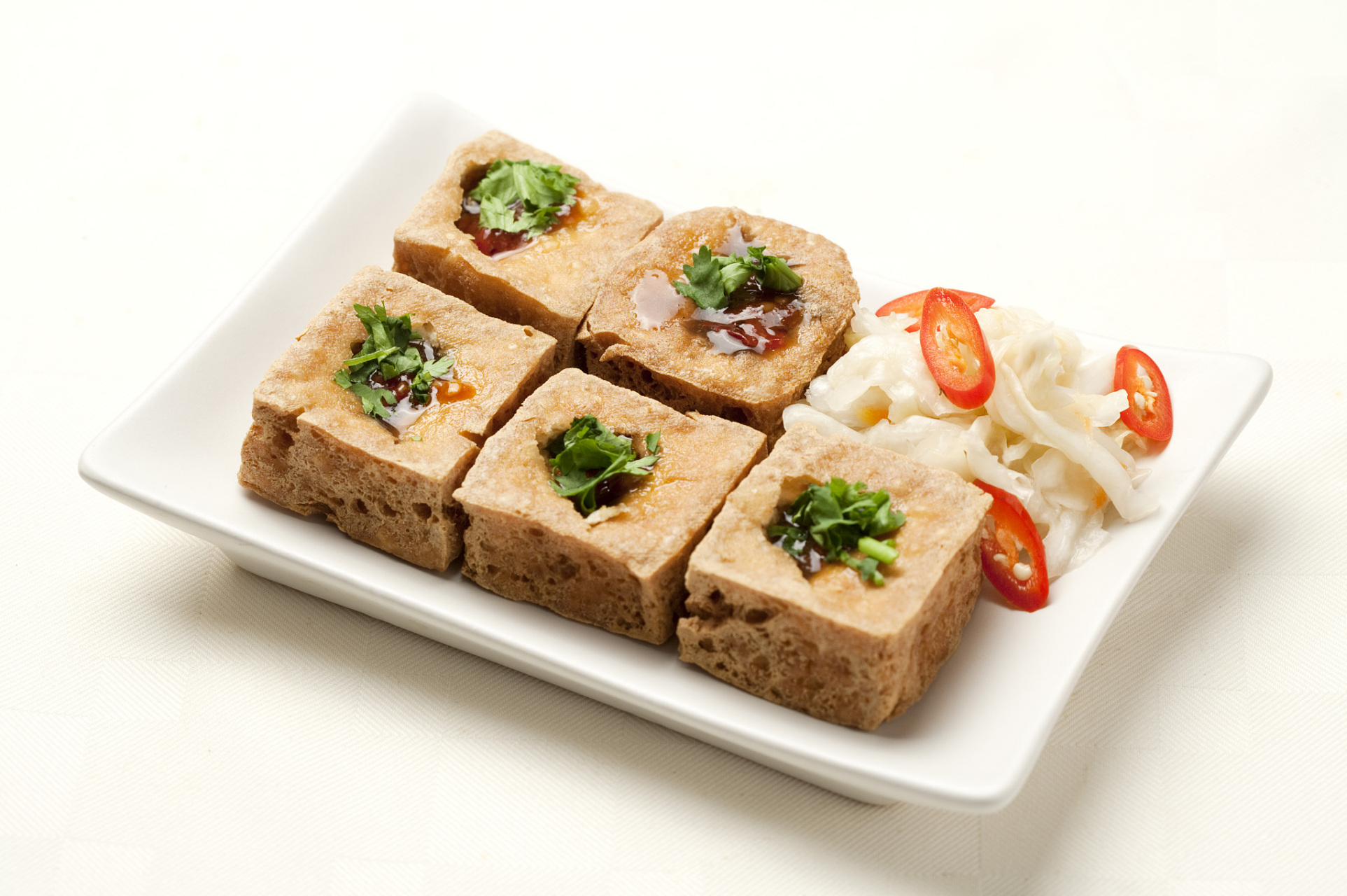 双椒臭豆腐,顾名思义,是以臭豆腐为主料,配以青红辣椒制作而成.