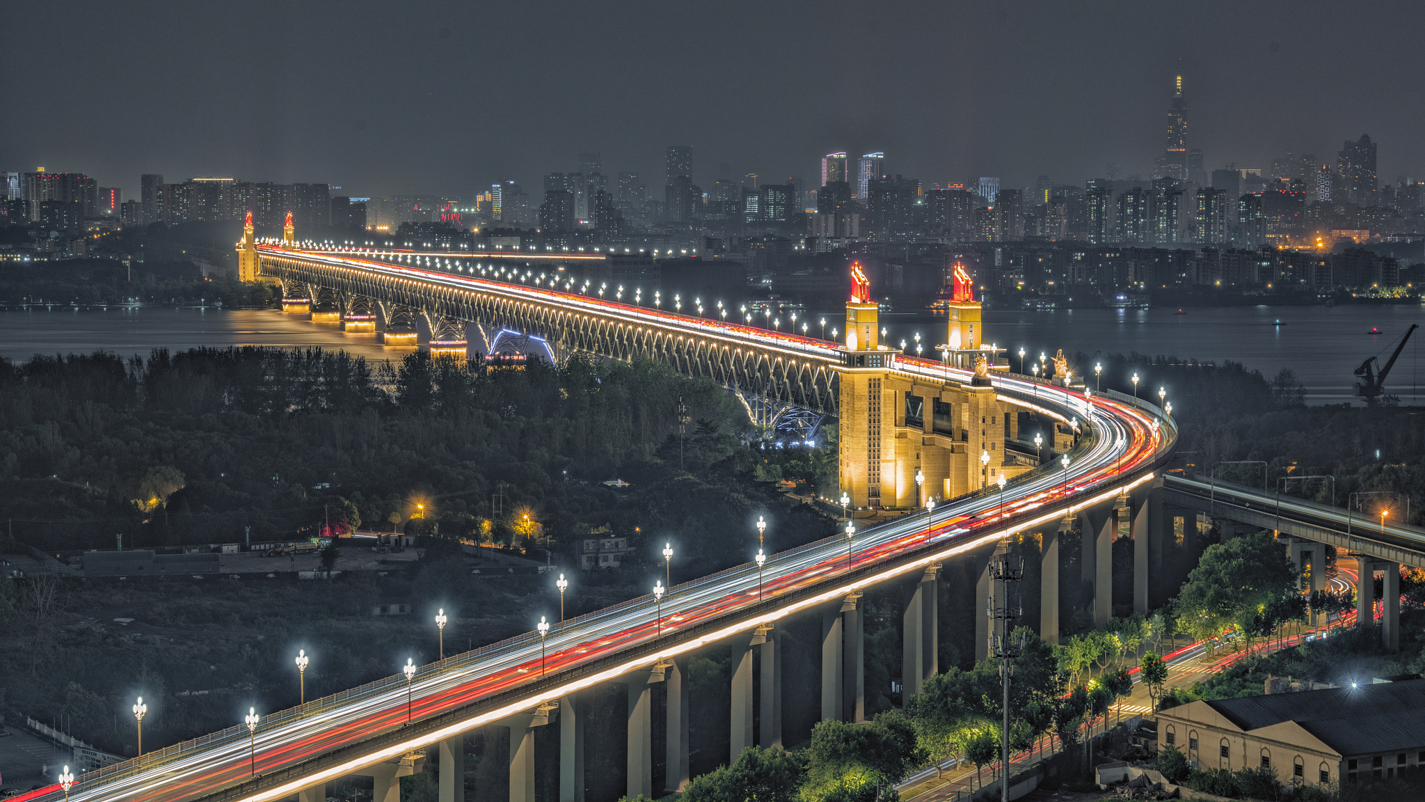 南京的长江大桥,夜景如何震撼人心?