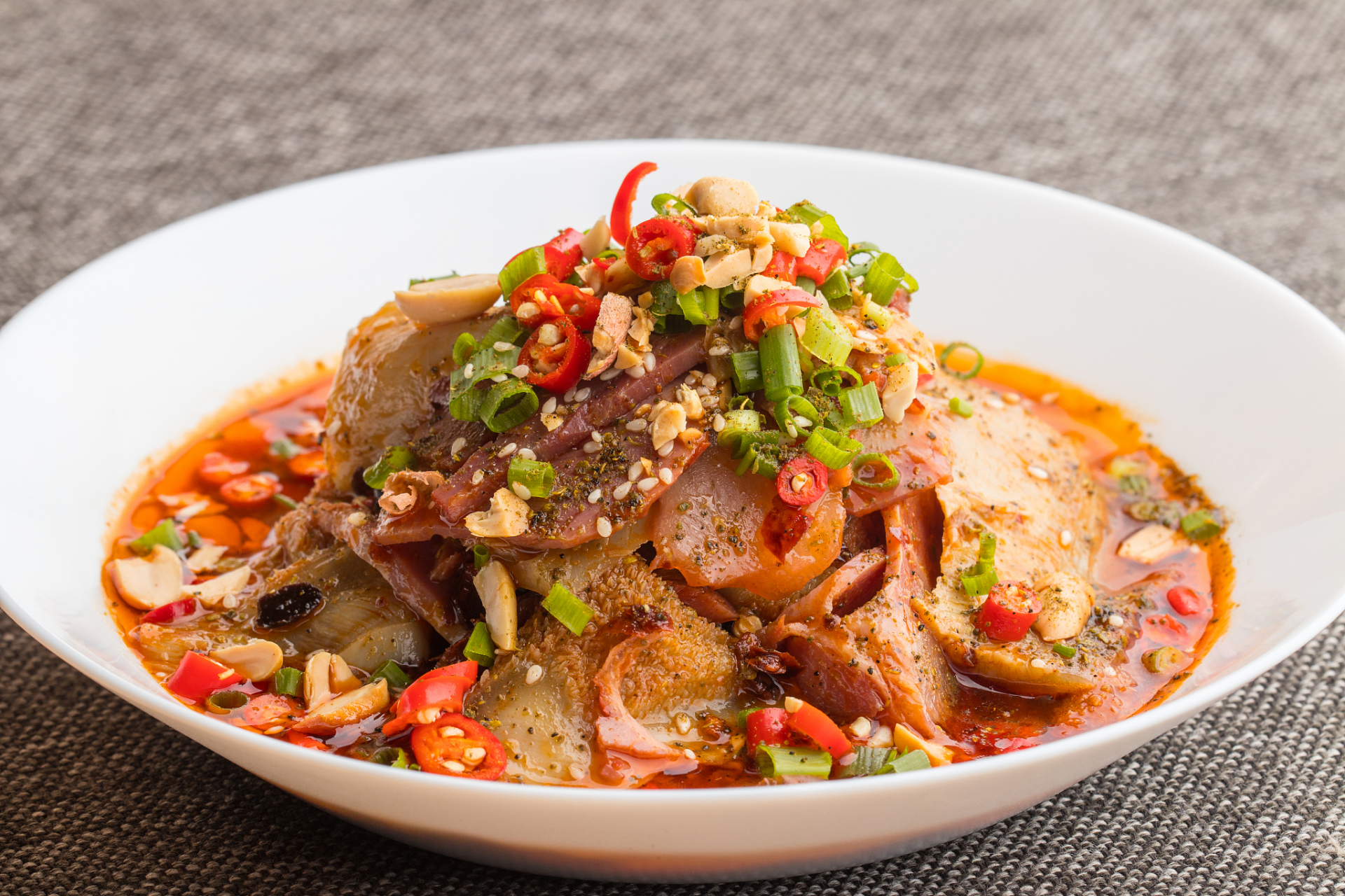 夫妻肺片,一道以牛肺为主料,配以多种香料和辣椒油烹制而成的传统