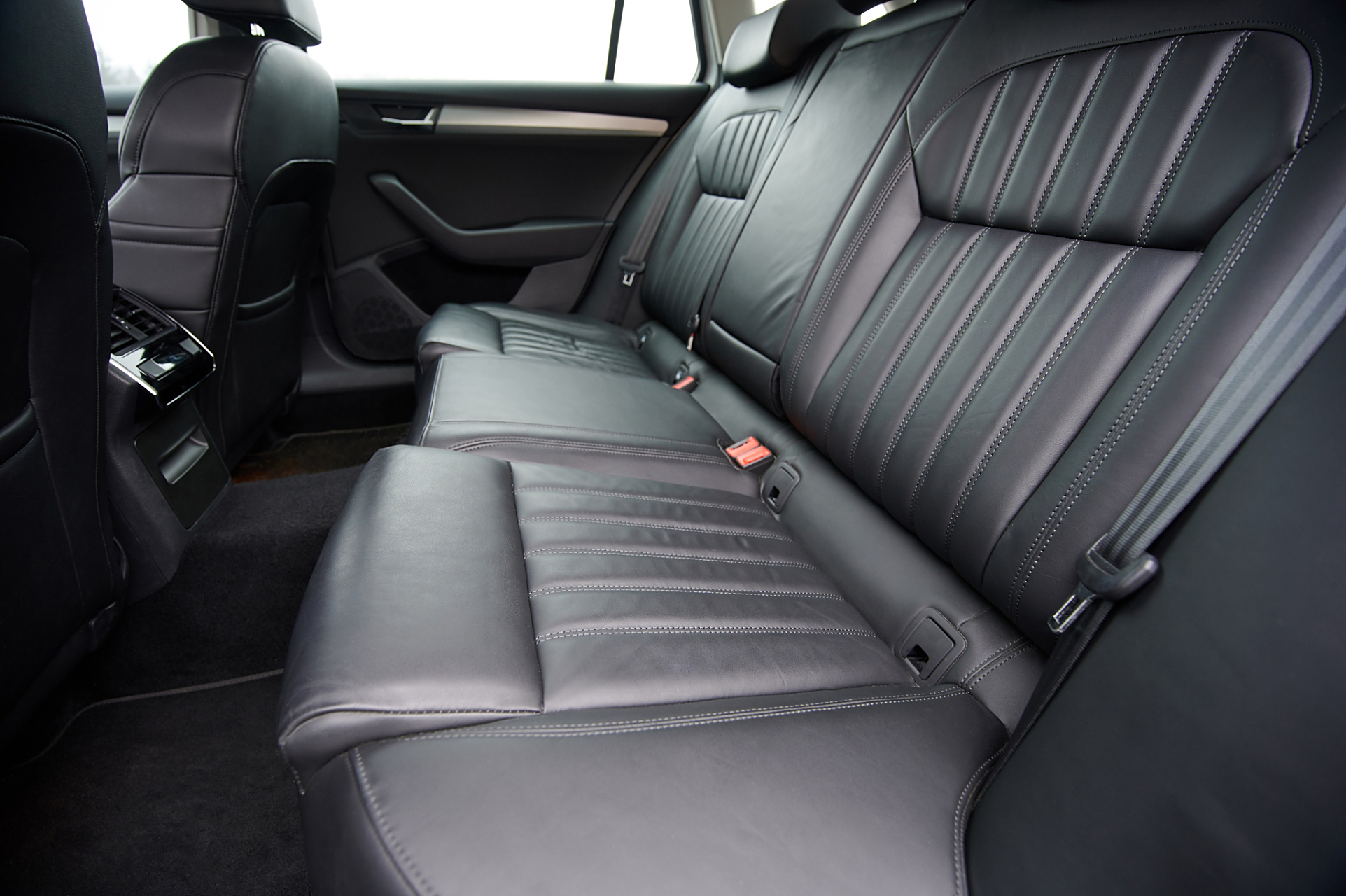 八代雅阁的后排座椅无法直接放倒,需先拆卸头枕和安全带,用扳手插入