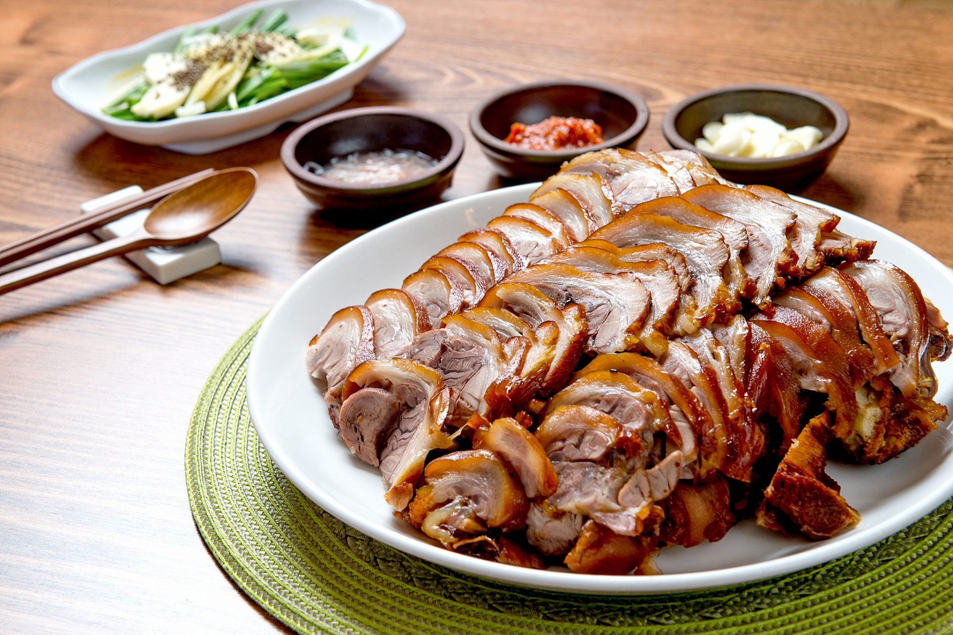 红烧肉和卤肉是中菜中受欢迎的肉类菜肴,烹饪方法和口感有所不同.