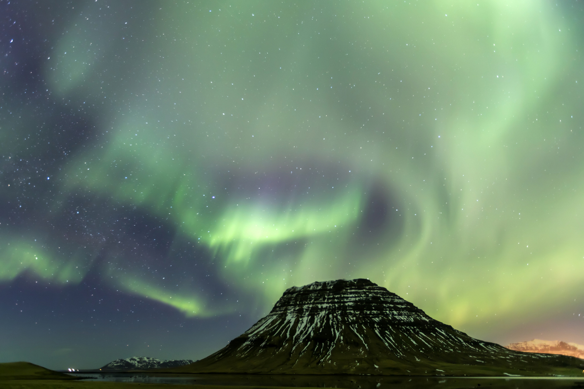 冬日冰雪漫游季#  【冰岛】 冰岛是一个位于北极圈附近的国家,佑行