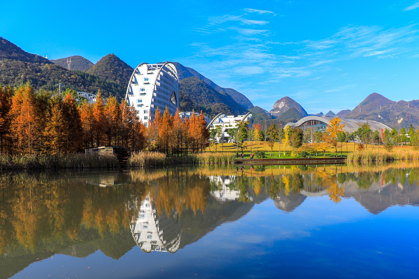 六盘水位于贵州西部,以自然风光和民族文化著称.