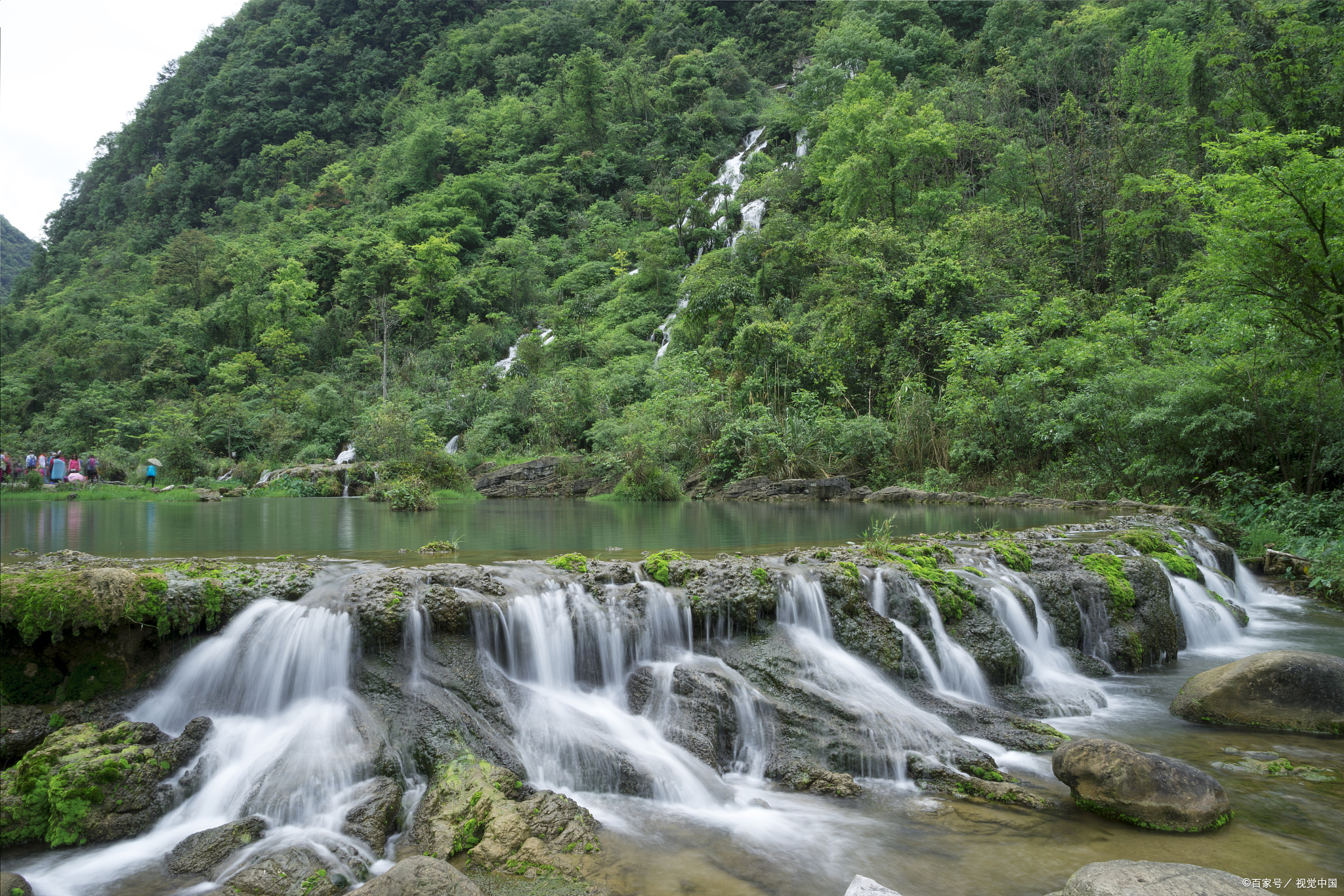 在云南的罗平县城东南部,隐藏着一条如诗如画的河流——多依河.