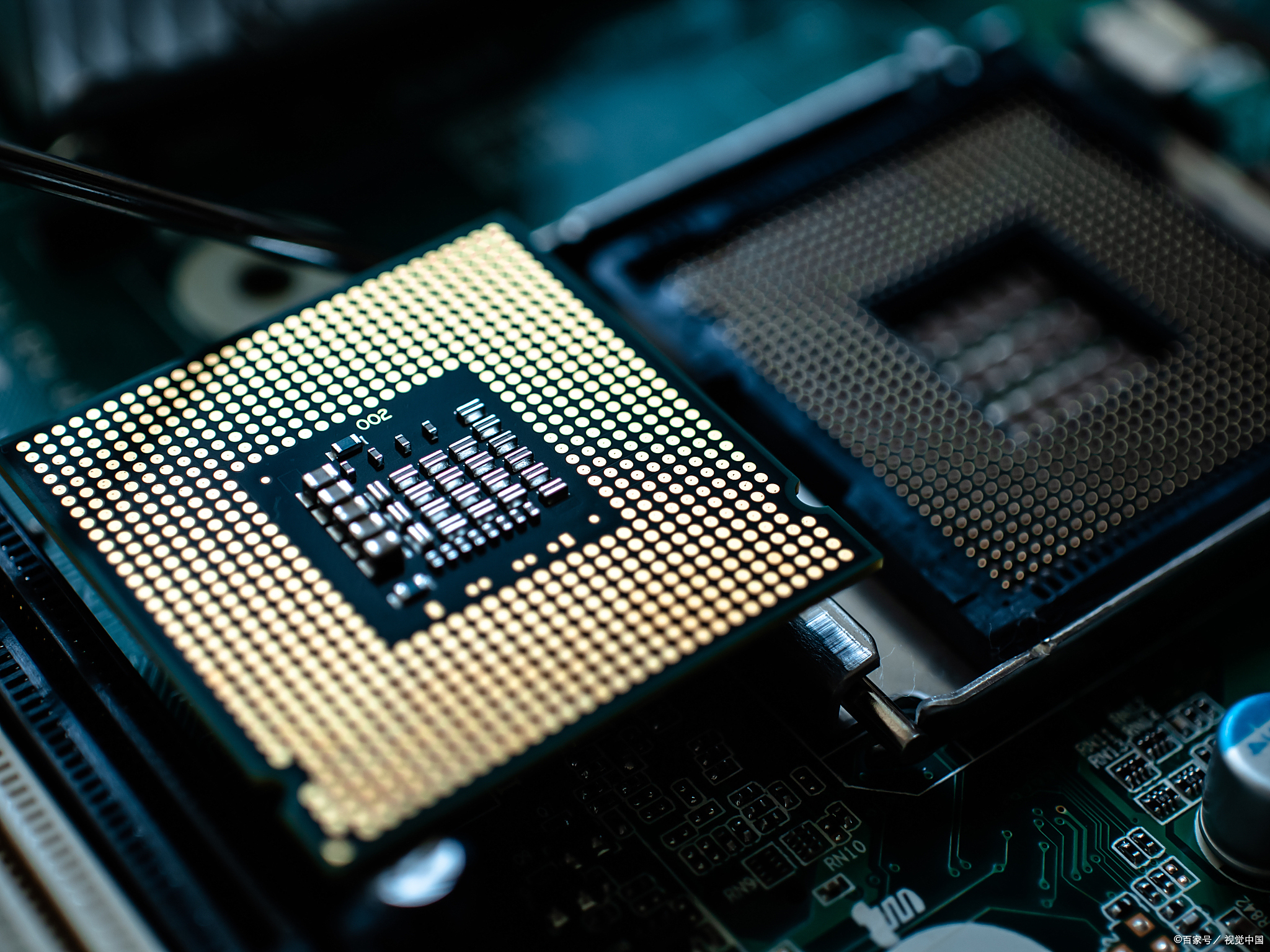 华为突破芯片封锁,美国人很平静?美国2大危机才是致命问题