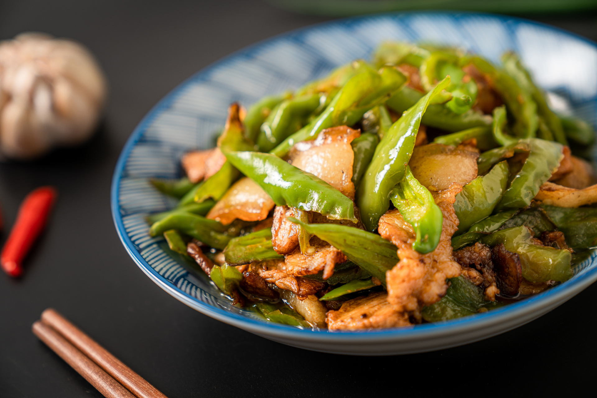 肉片炒青椒是一道经典的川菜,以其简单易做,口感鲜美,色香味俱佳而