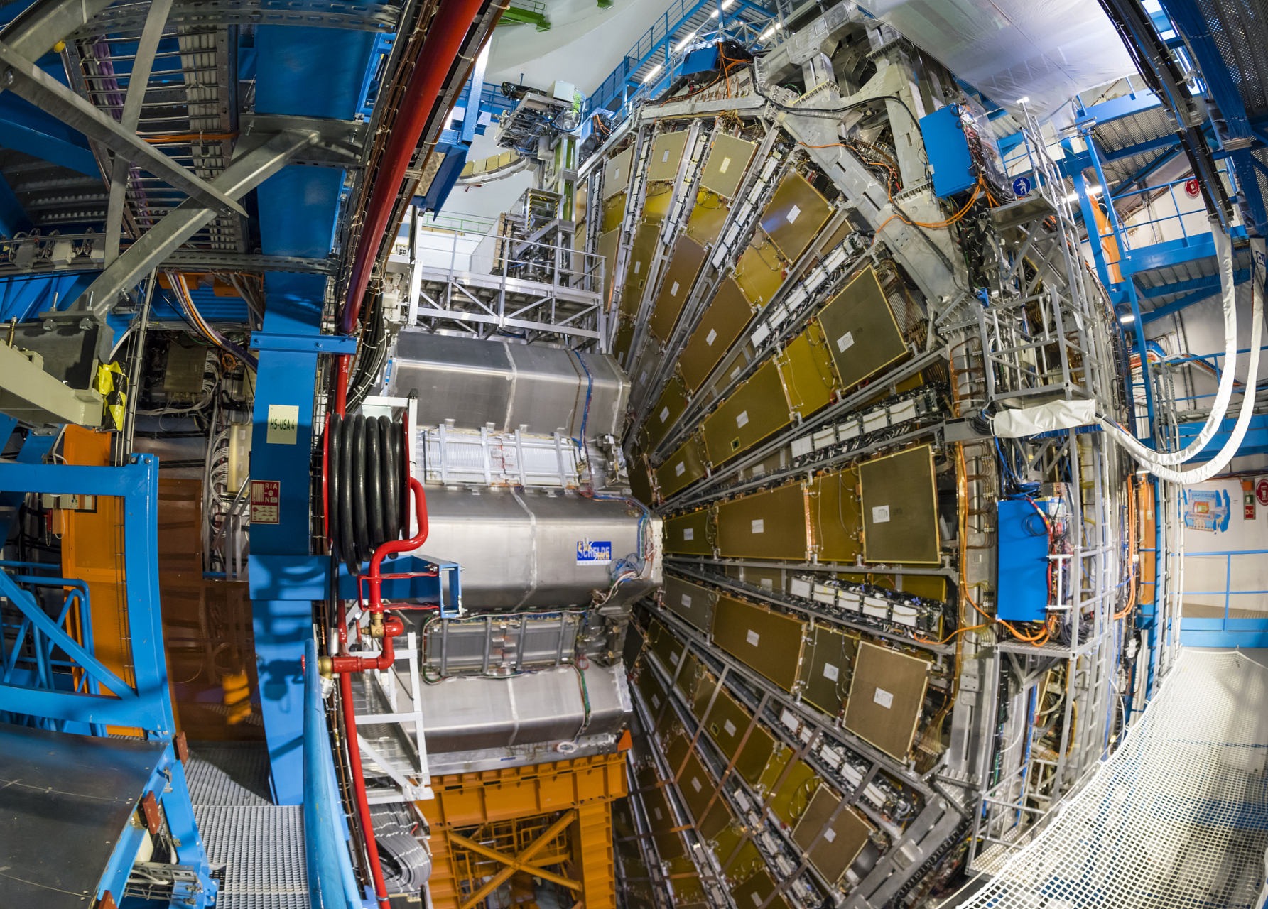 科学漫谈# 对撞机是一种大型的科学装置,用于加速并使粒子(如质子或