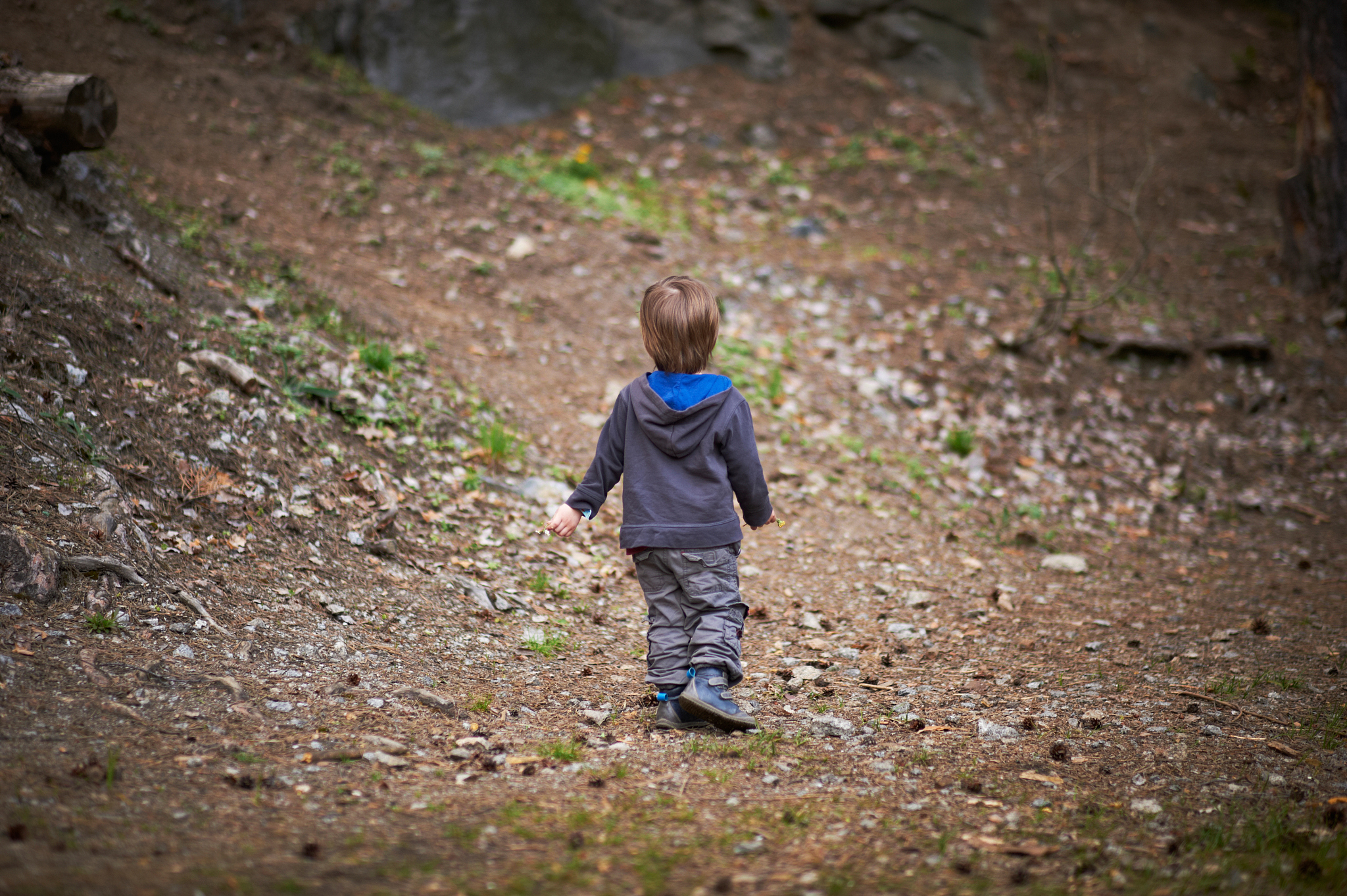 孩子们的笑声比阳光更亮,糖纸在掌心窸窣作响