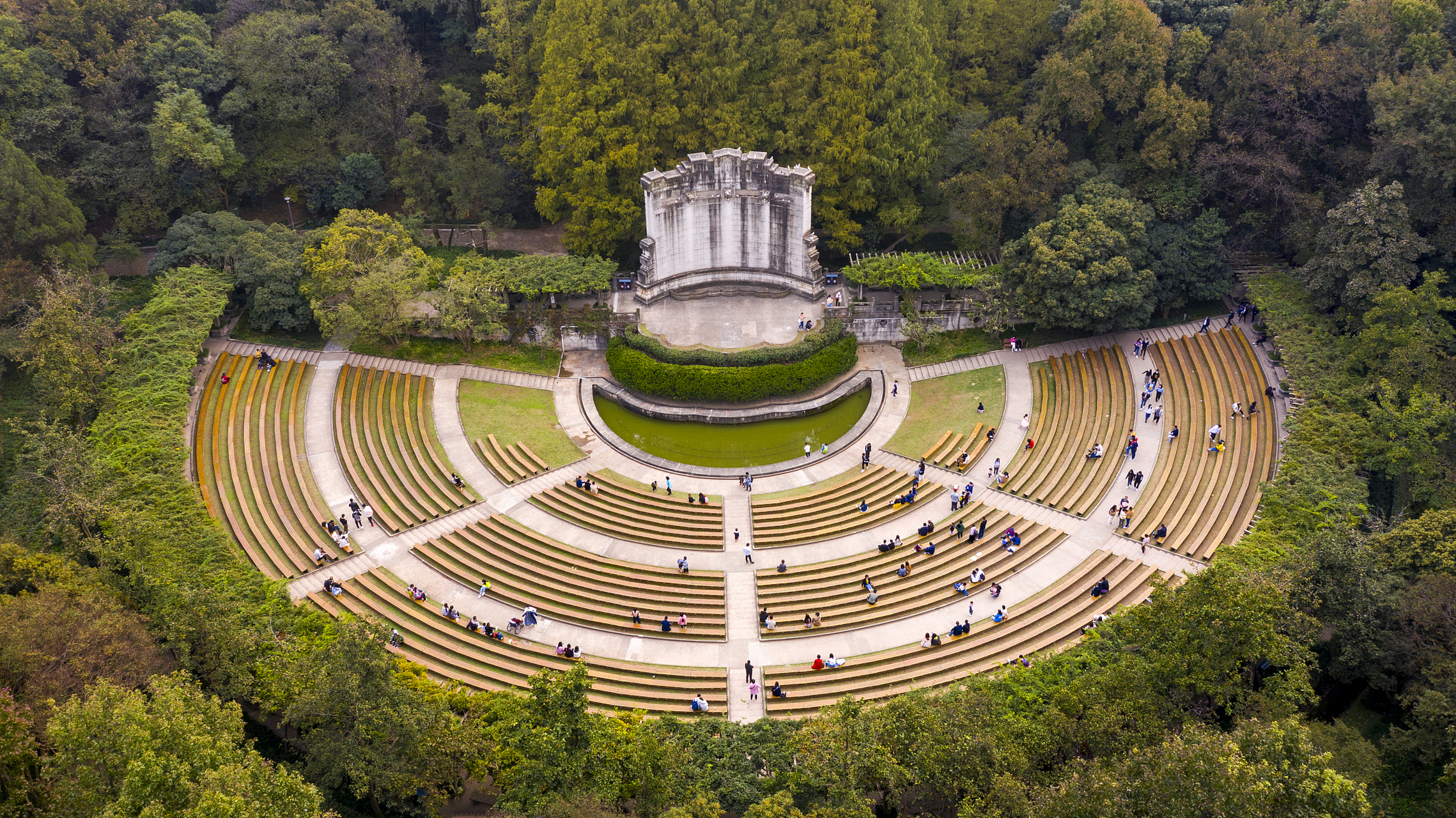 中山陵音乐台是位于南京市玄武区紫金山钟山风景名胜区中山陵广场东南