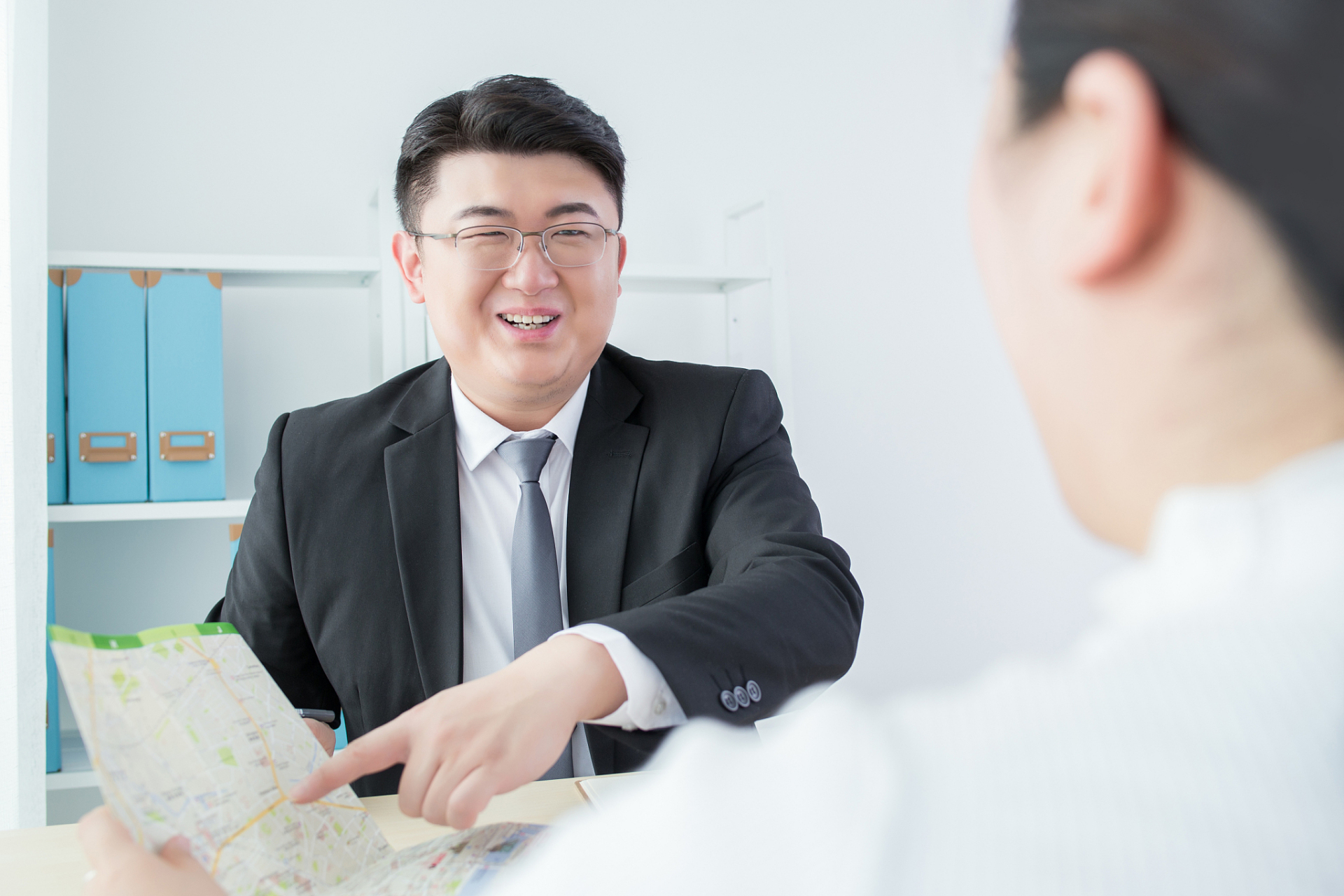 在我们的公司,有一位40岁的男性部门经理,他的外表英俊,但令人惊讶的