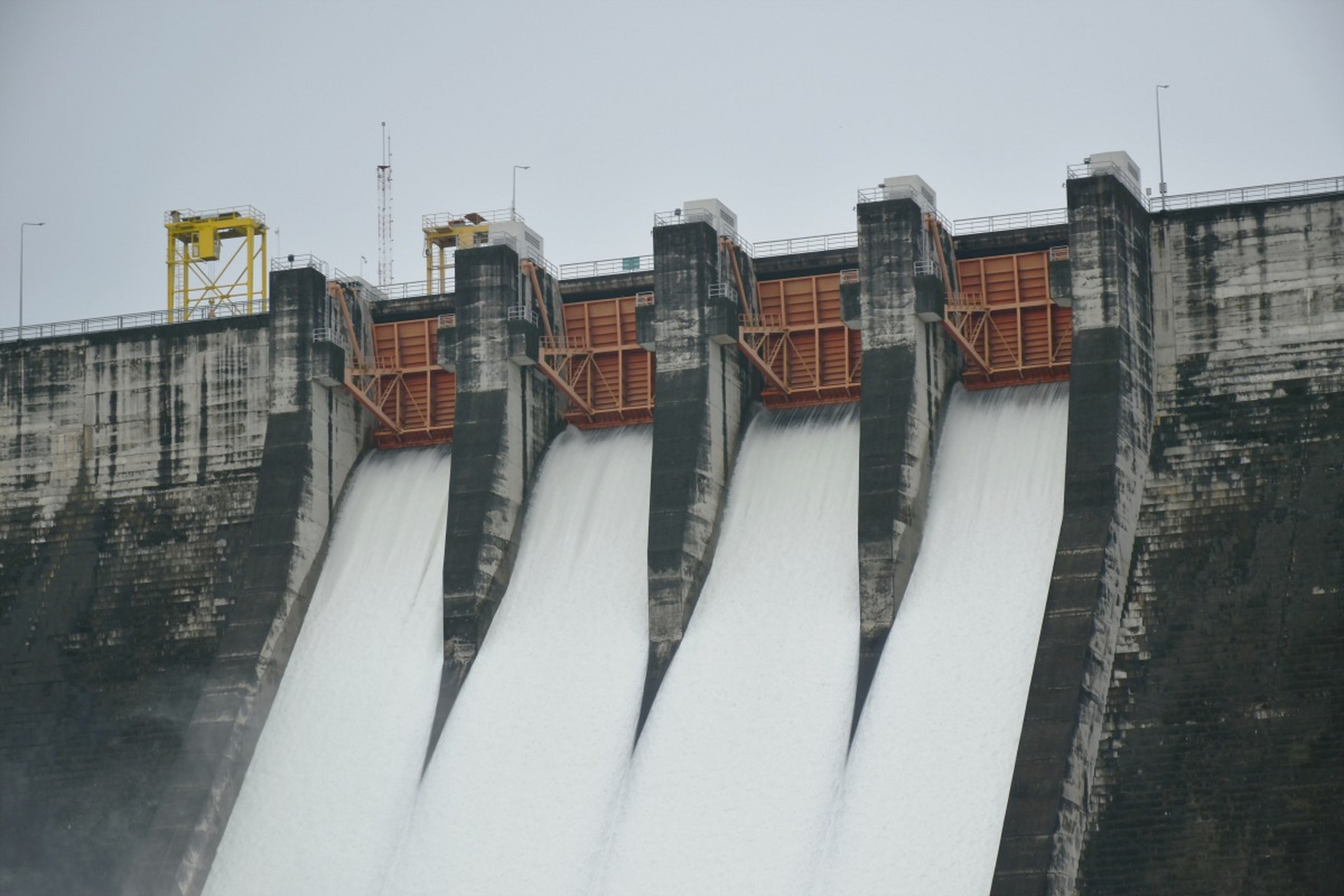 水力發電的基本原理是利用水位落差 ,配合水輪發電機產生電力 ,也就是