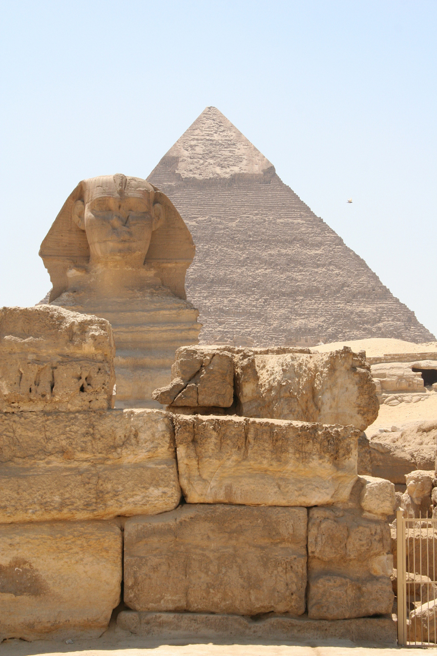 胡夫金字塔位于埃及开罗附近的吉萨高原上,周围有许多值得一游的景点