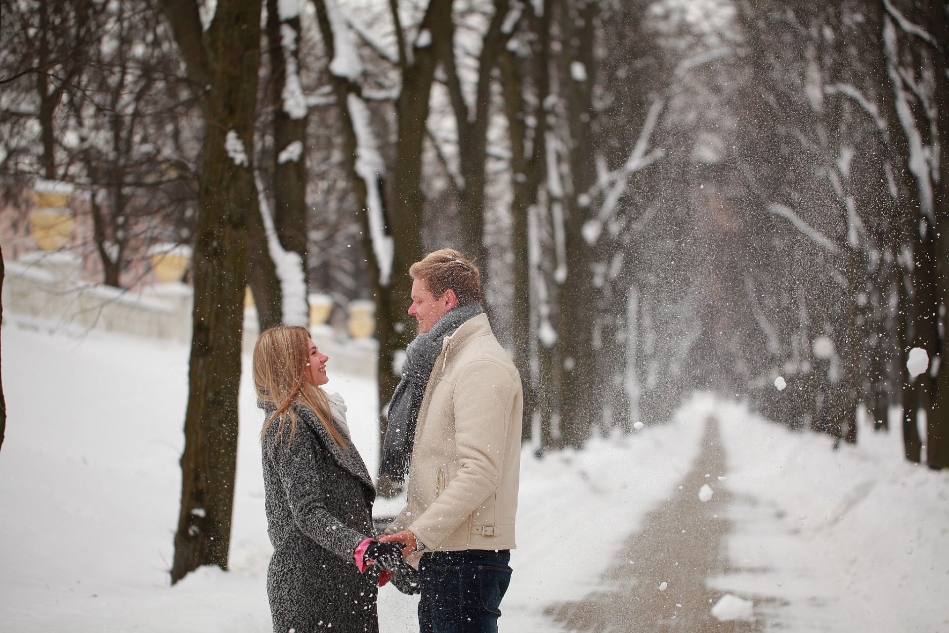 我与你手牵手漫步在雪中,享受着这份浪漫与温馨.
