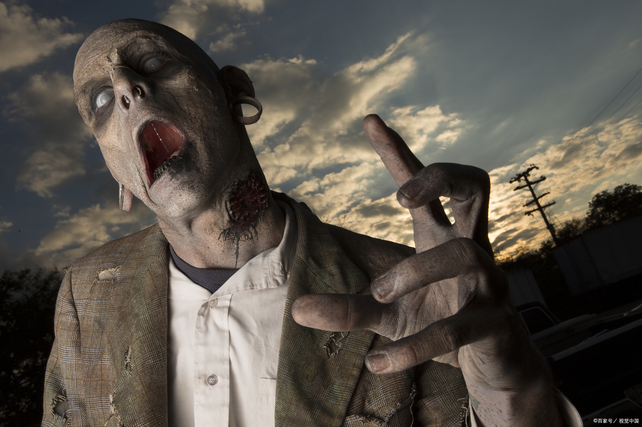 我清楚的记得我被丧尸撕咬的感觉:痛!极致的痛!