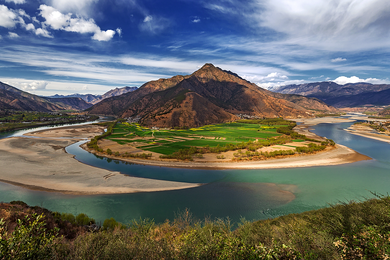 云南长江第一湾,丽江之滨的v型大弯!碧水蓝天青山交相辉映