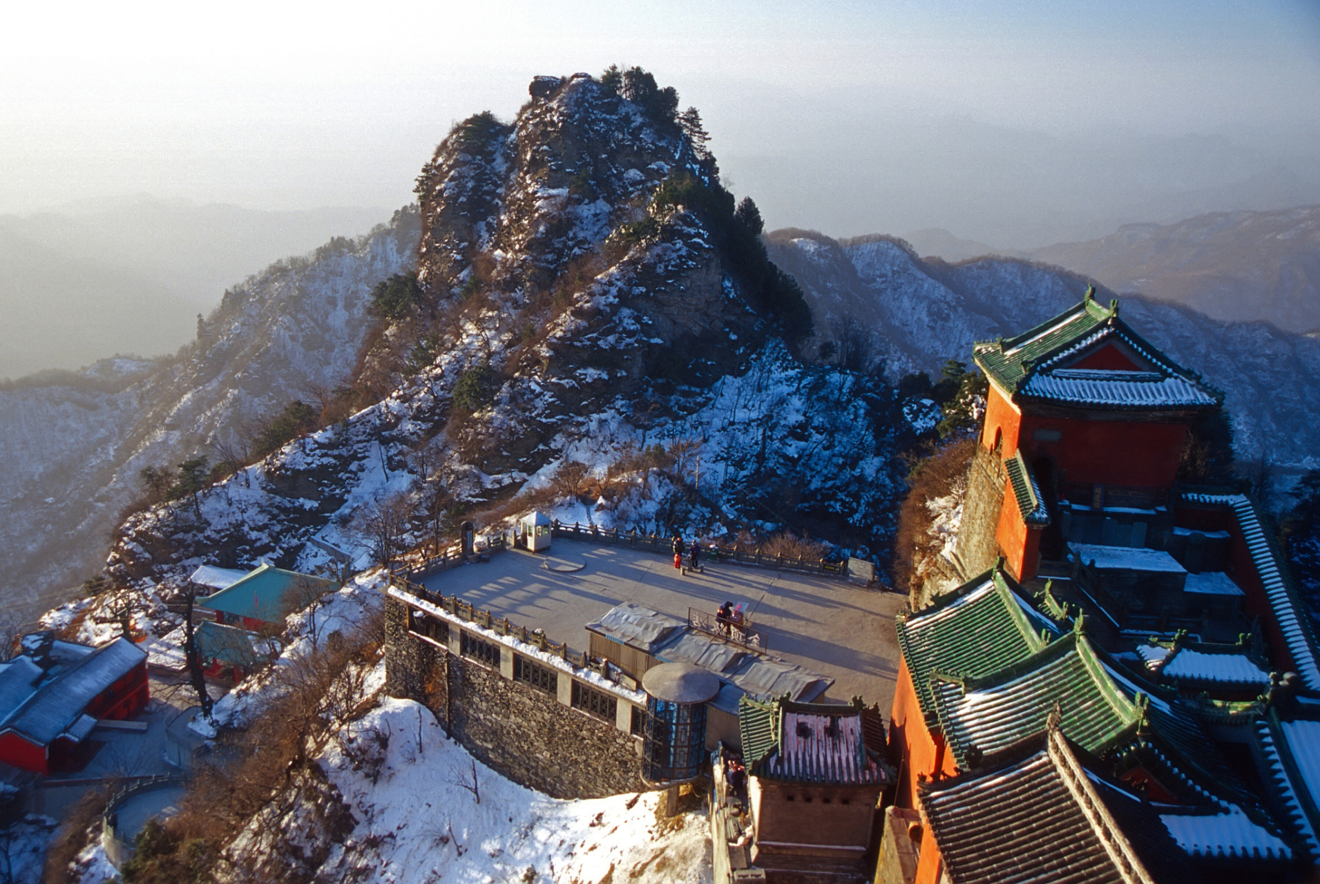 武当山,又称太和山,坐落在湖北省十堰市,总面积312平方公里,它是大