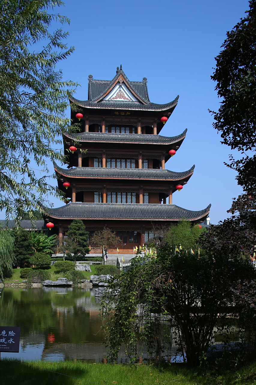 万古楼是丽江的标志性的建筑.