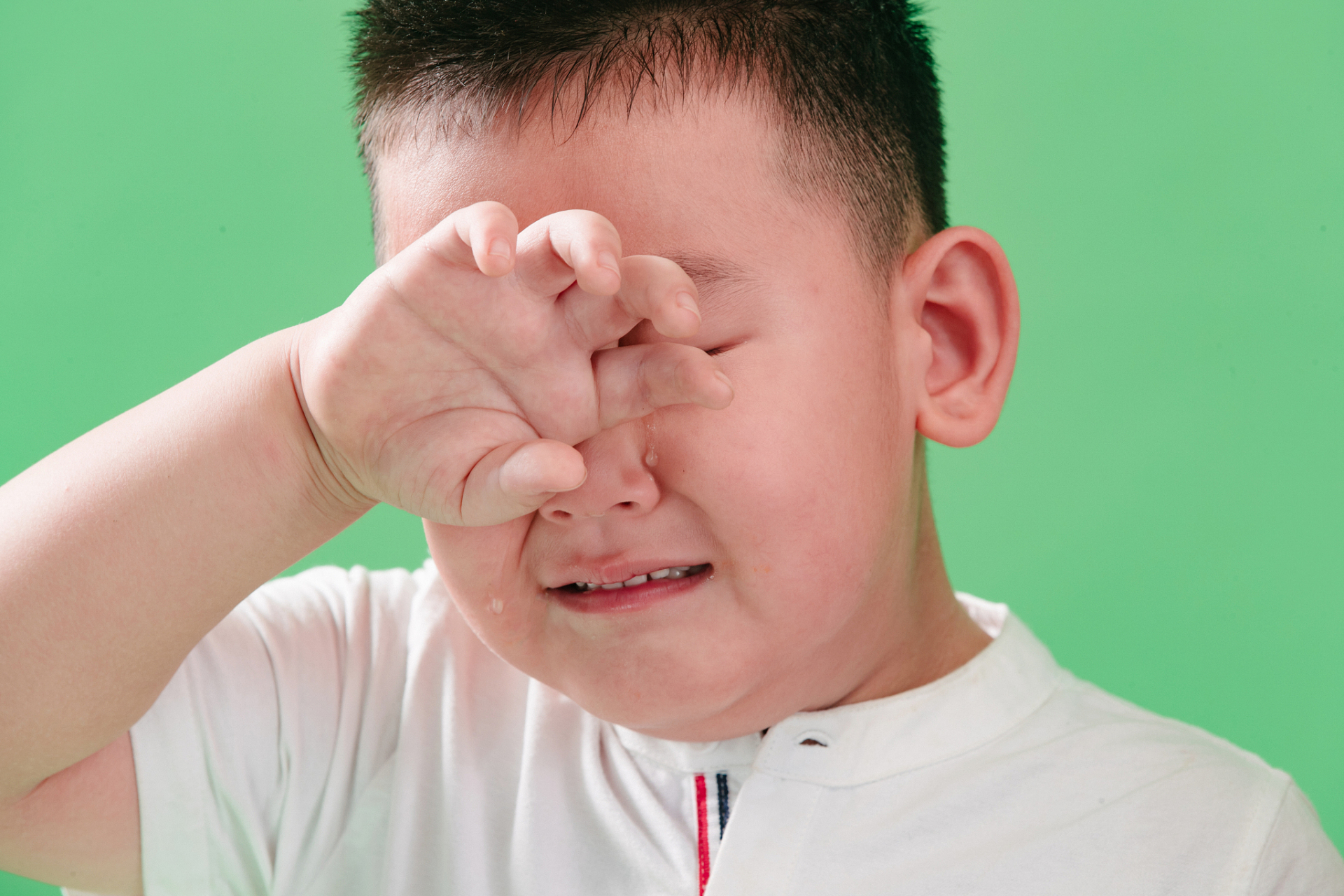 一天,小赵在商场里看到一个小男孩在哭.