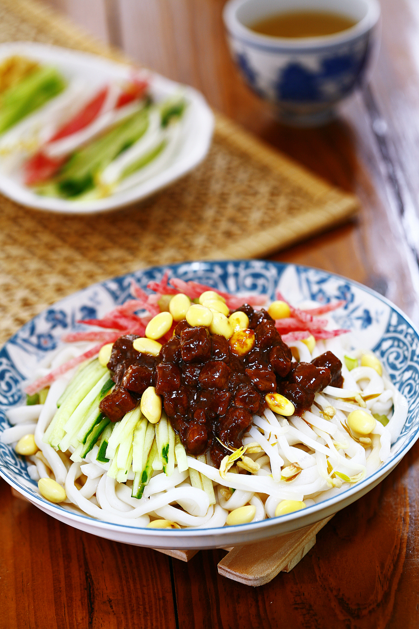 天津炸酱面是一道口感丰富,香味诱人的传统美食,制作所需食材包括面条