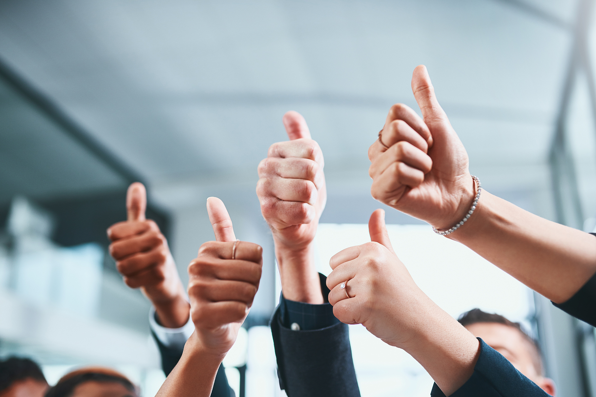 世界虽破烂,但总有人为我们缝补