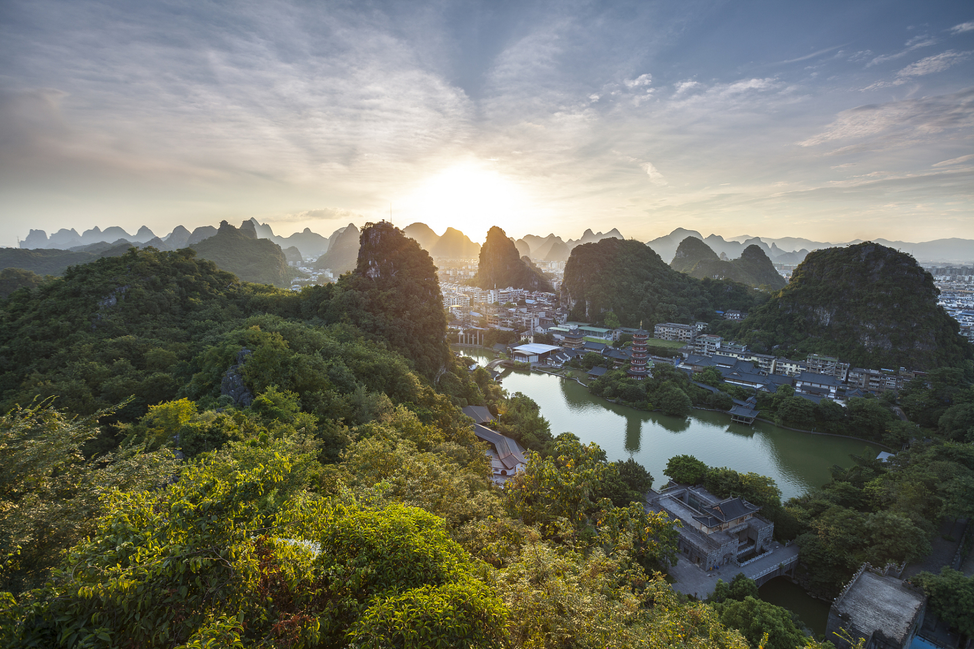 辽阳十里画廊景区怎么样: 景区介绍: 辽阳太子岛十里画廊景区位于辽阳