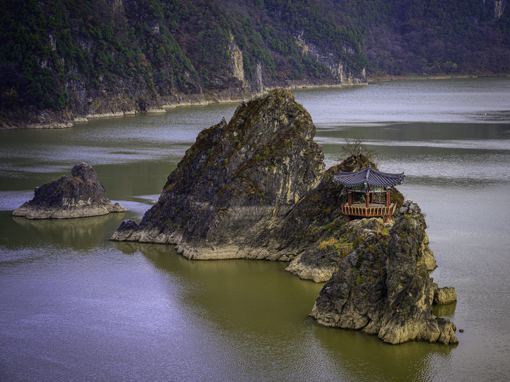 乘船游览长江两岸的青山绿水,古树古镇,经过著名景点如巫山,瞿塘峡,小