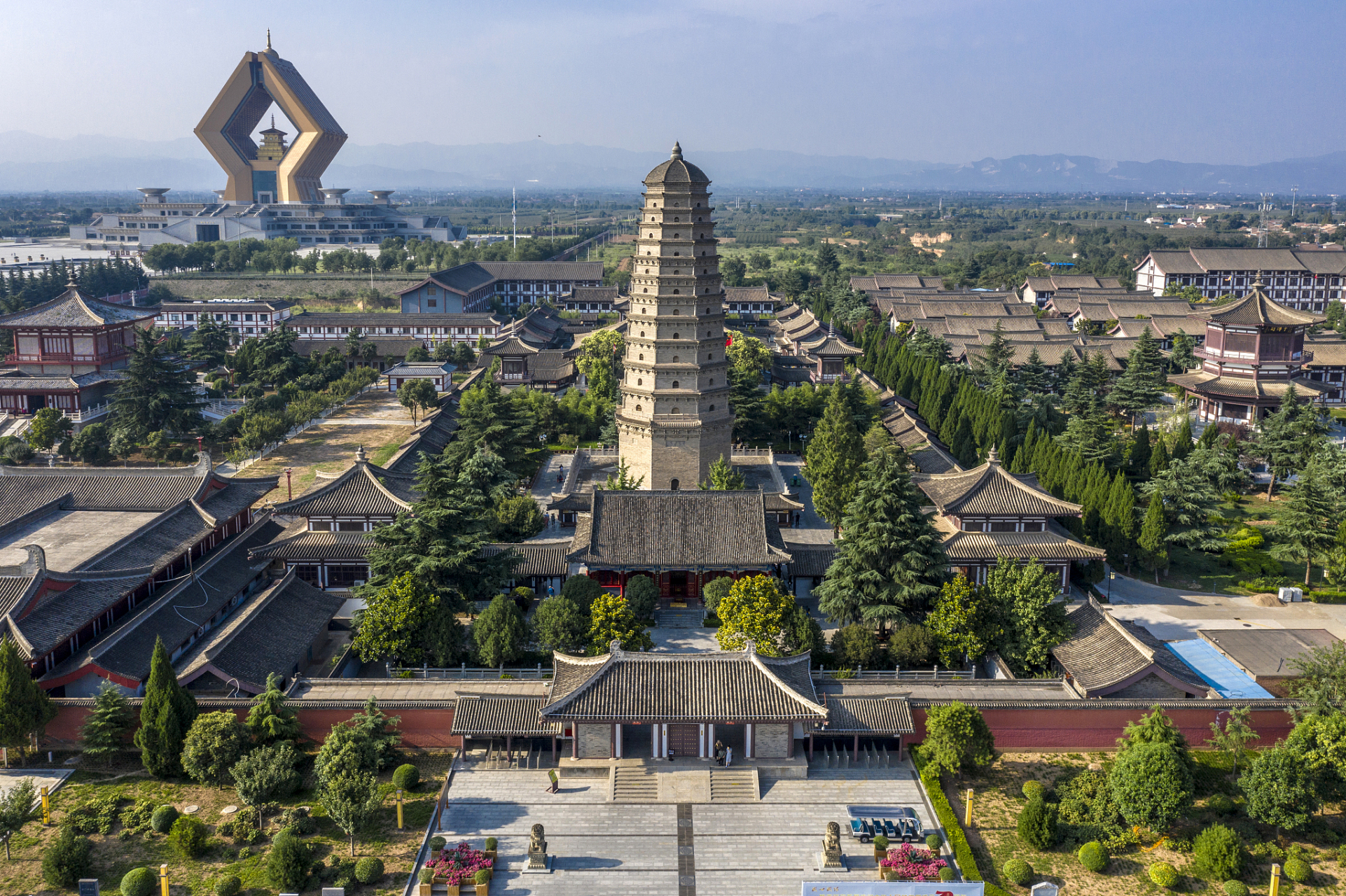 法门寺,位于陕西省宝鸡市扶风县法门镇,是中国佛教四大名刹之一,已有