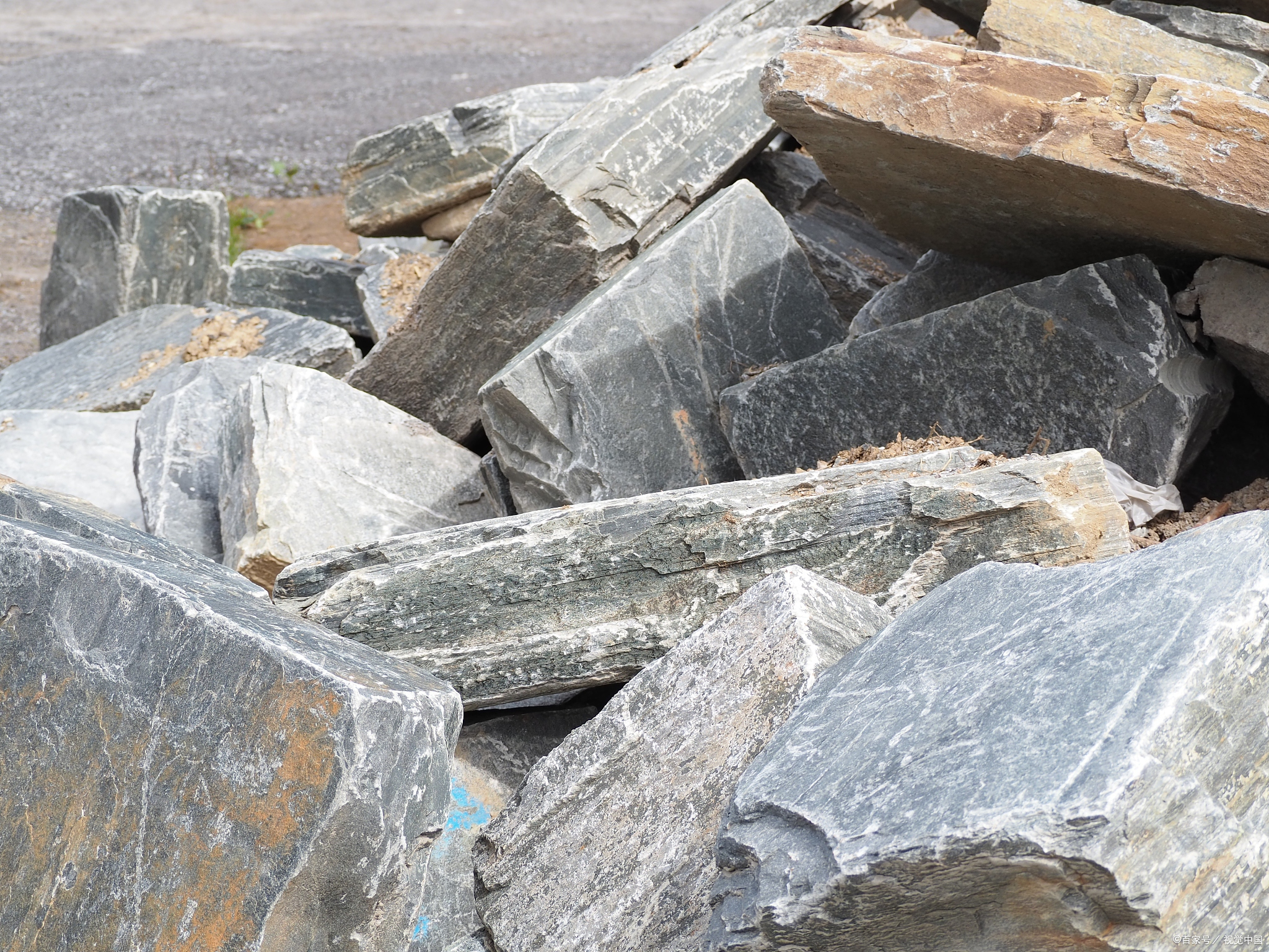 有一天,我突然发现了一个很有意思的话题:天然石材和人造石材有什么