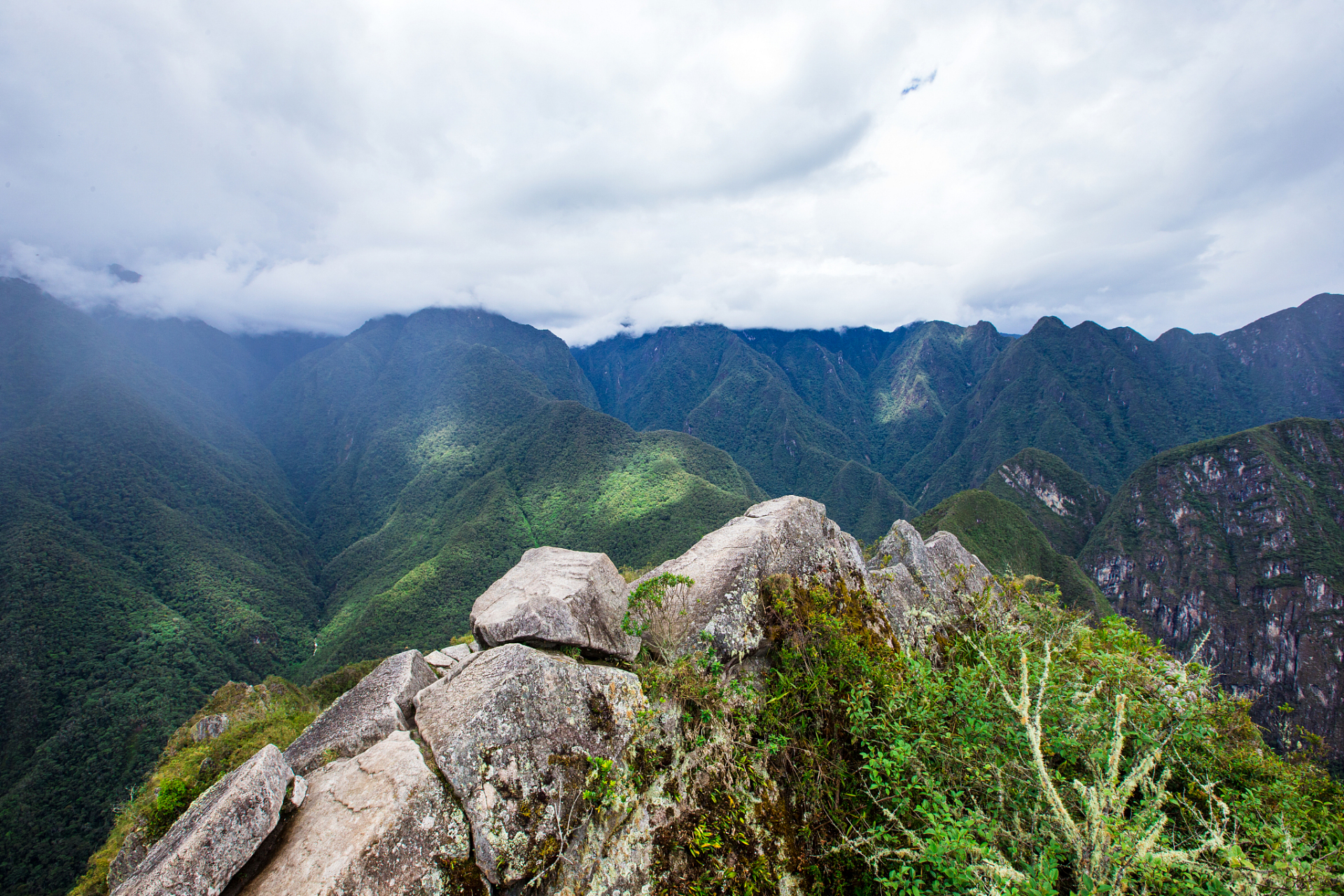 清凉峰自然保护区,拥有龙塘山,千顷塘,顺溪坞等三个部分,其地理环境