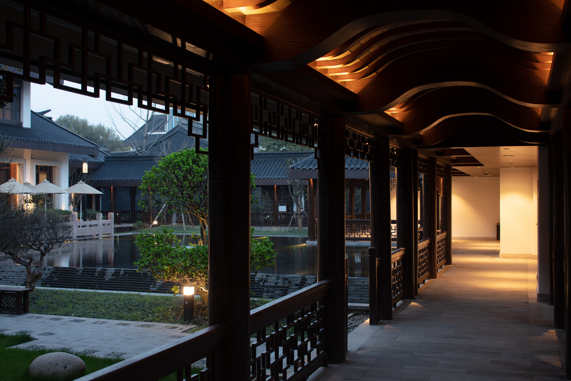 根据度娘的解释:"挂落是传统建筑中额枋下的装饰构件,也可用于