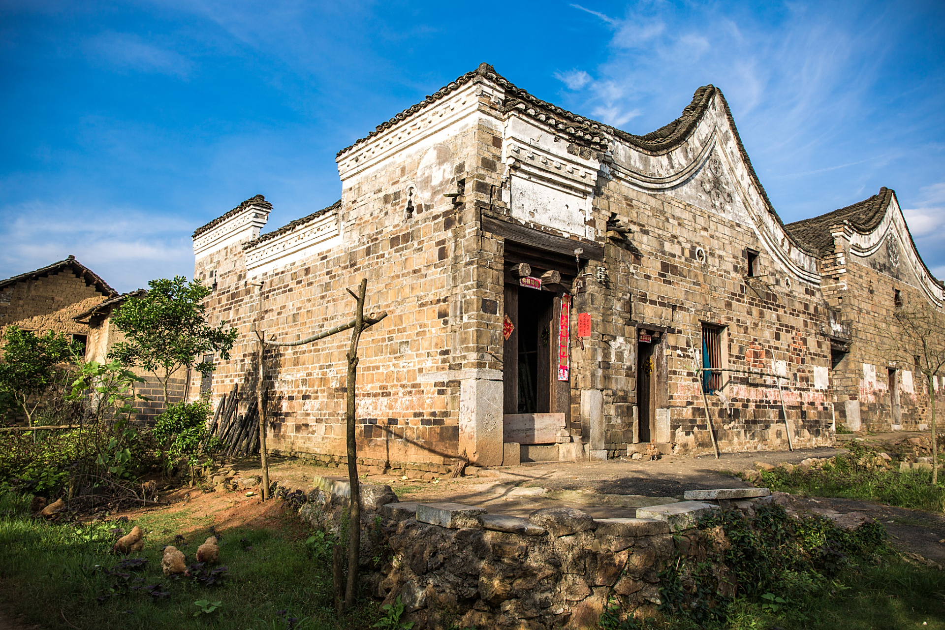 东龙古村位于江西泰和县南溪乡,拥有1300多年历史,是刘氏家族聚居地