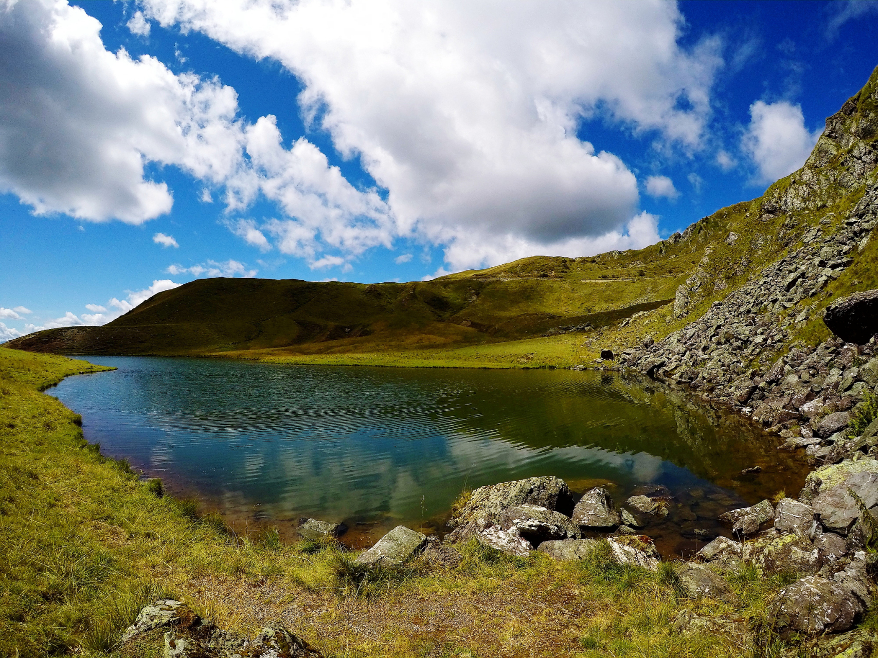 推荐夏天旅游目的地:西藏亚东县堆纳村的"多情湖"!