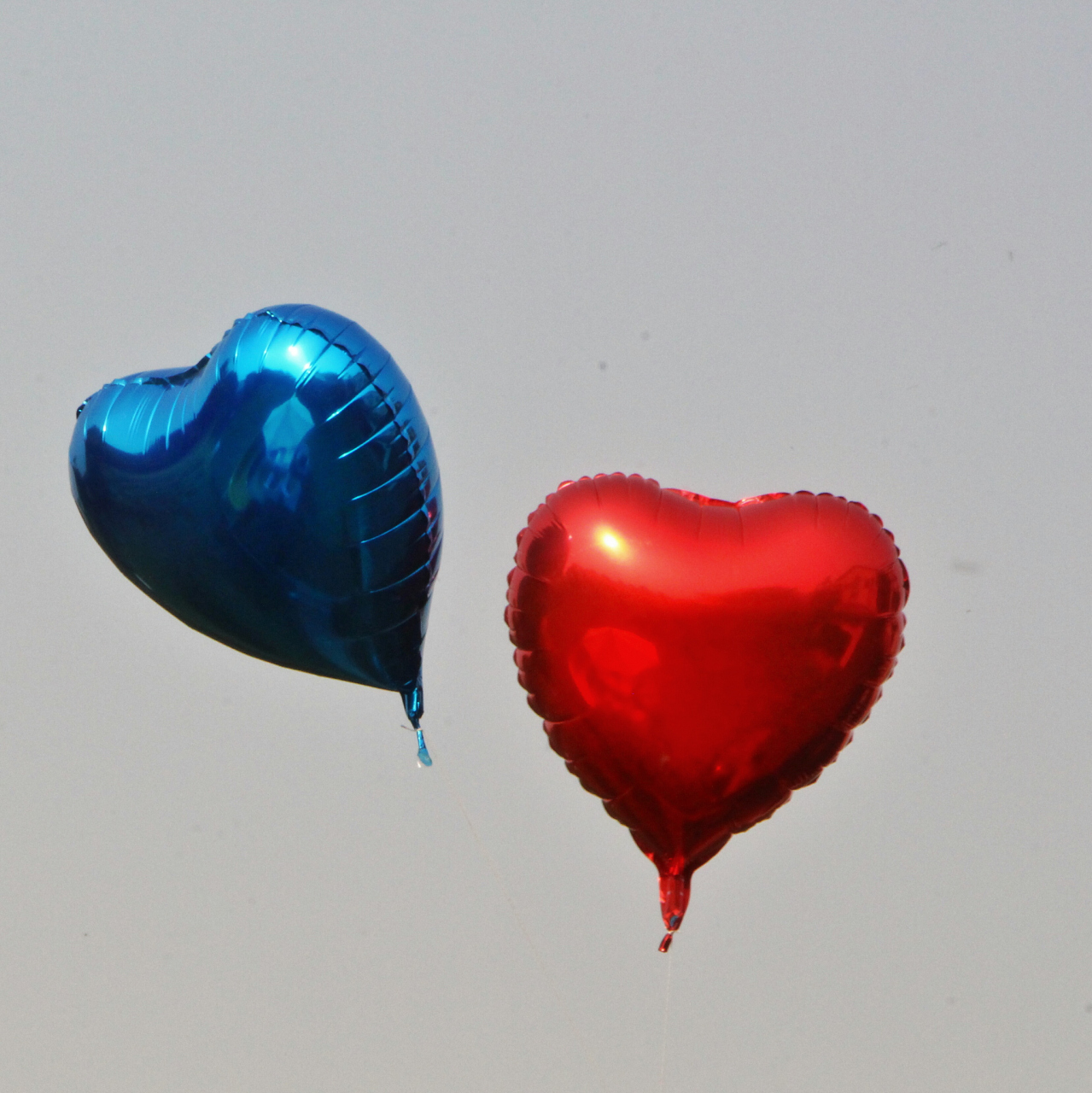 打气爱心气球需要准备工具和材料,包括气球,打气筒,剪刀和记号笔