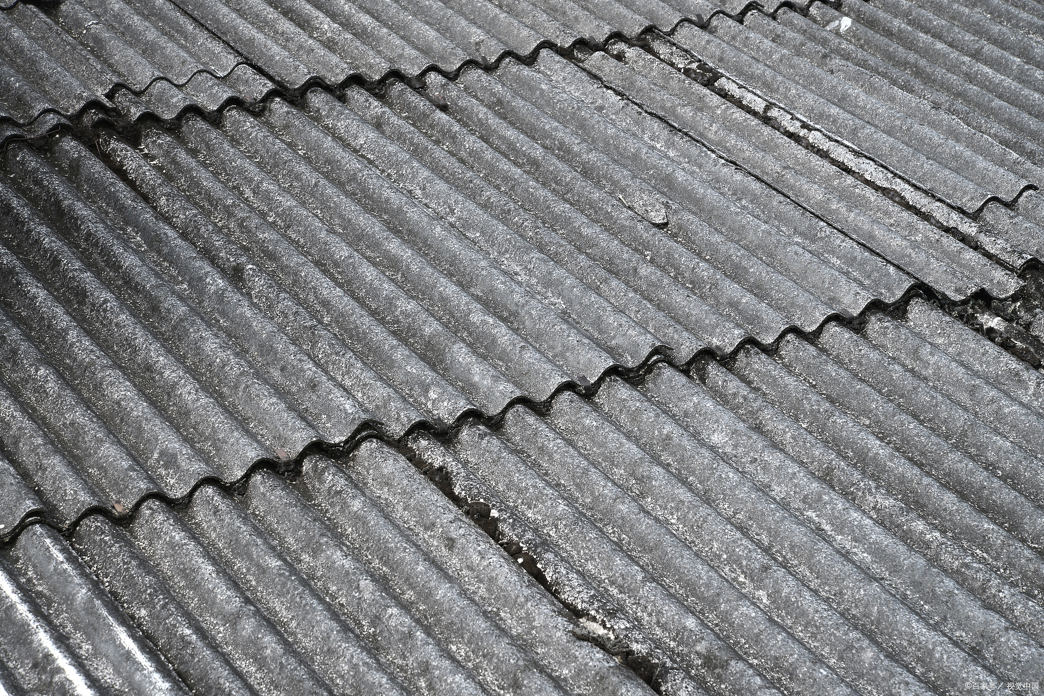 石棉瓦是玻璃纤维吗?石棉瓦是什么材料做的?