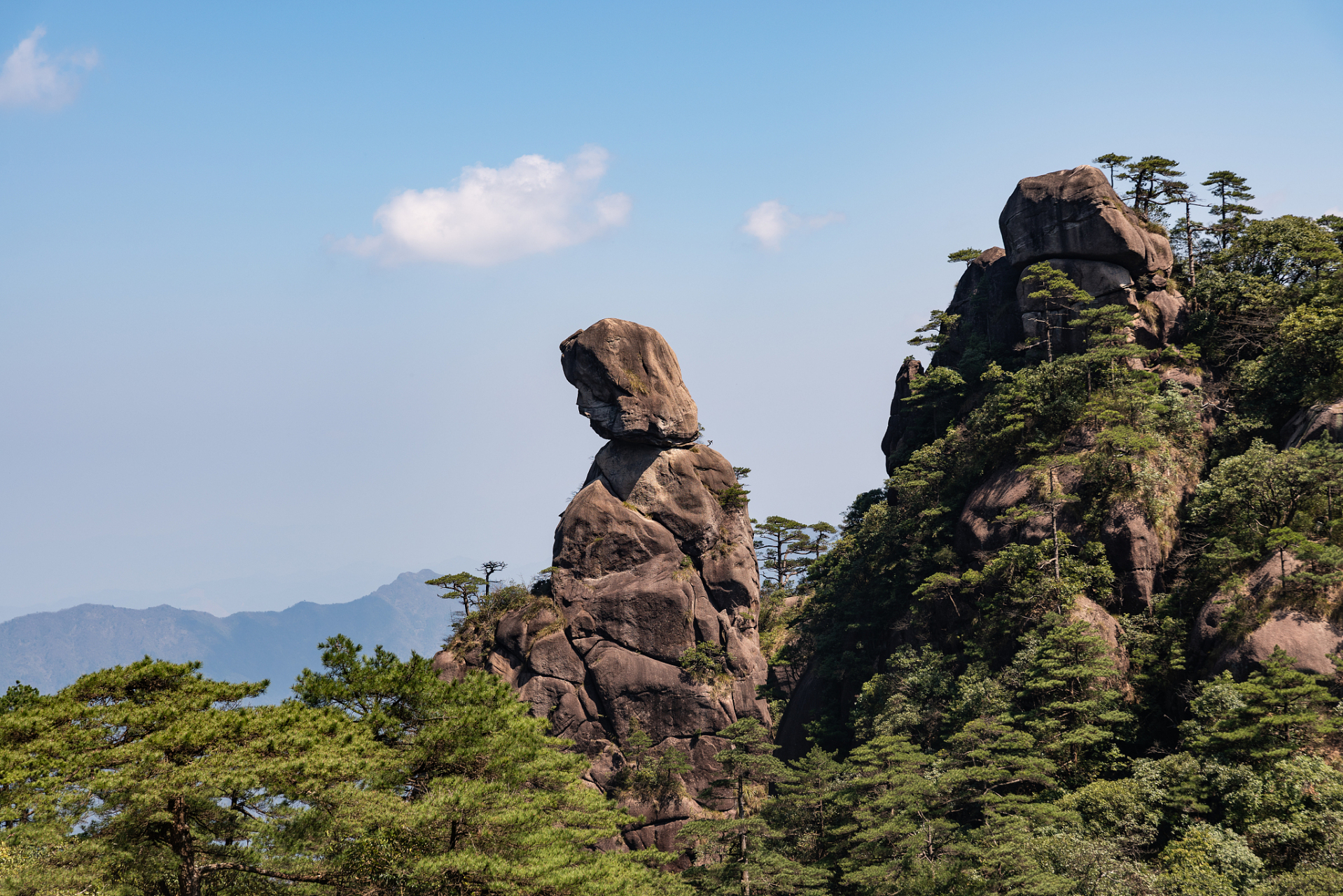 三清山被誉为"天下第一仙山",位于江西省上饶市玉山县