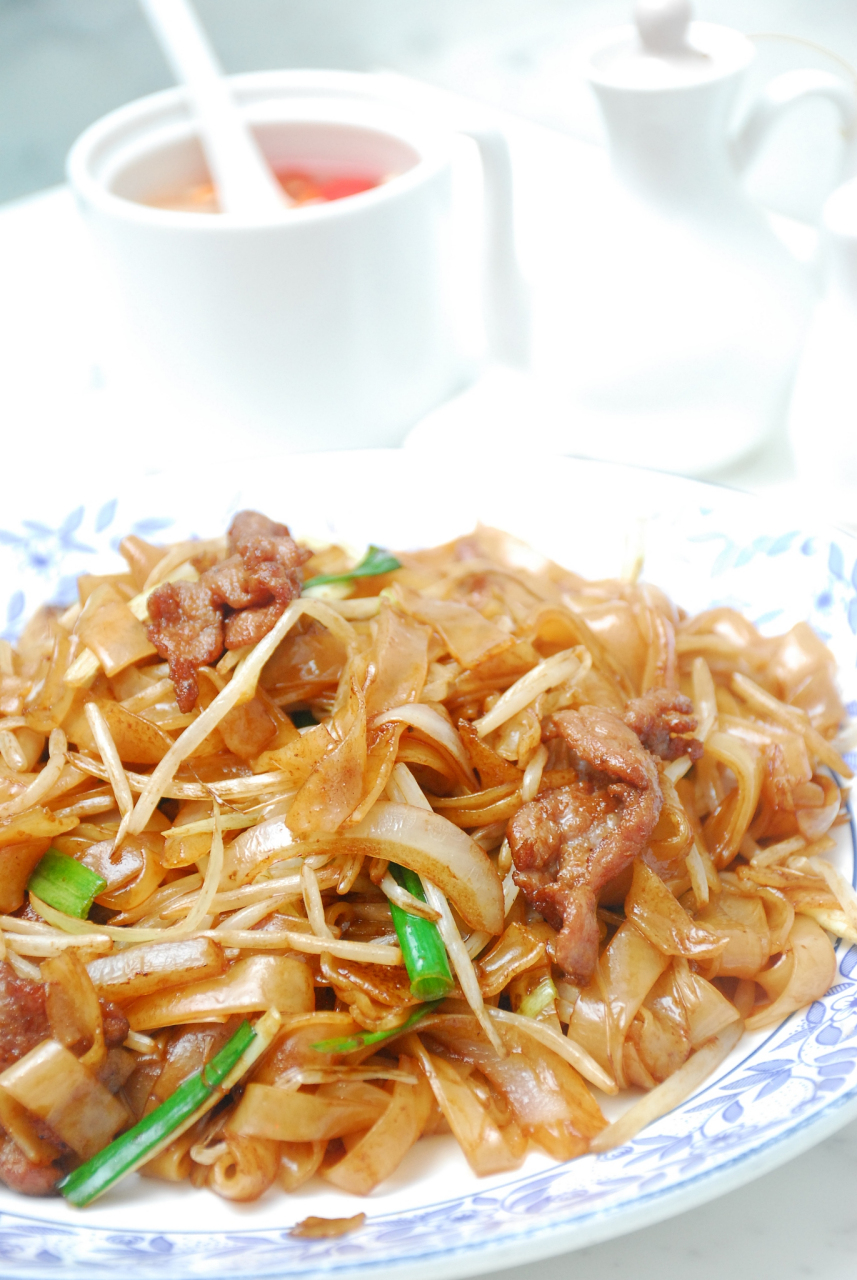 肉丝炒河粉——口感鲜美,回味无穷 关注我吧,分享更多美味菜肴!