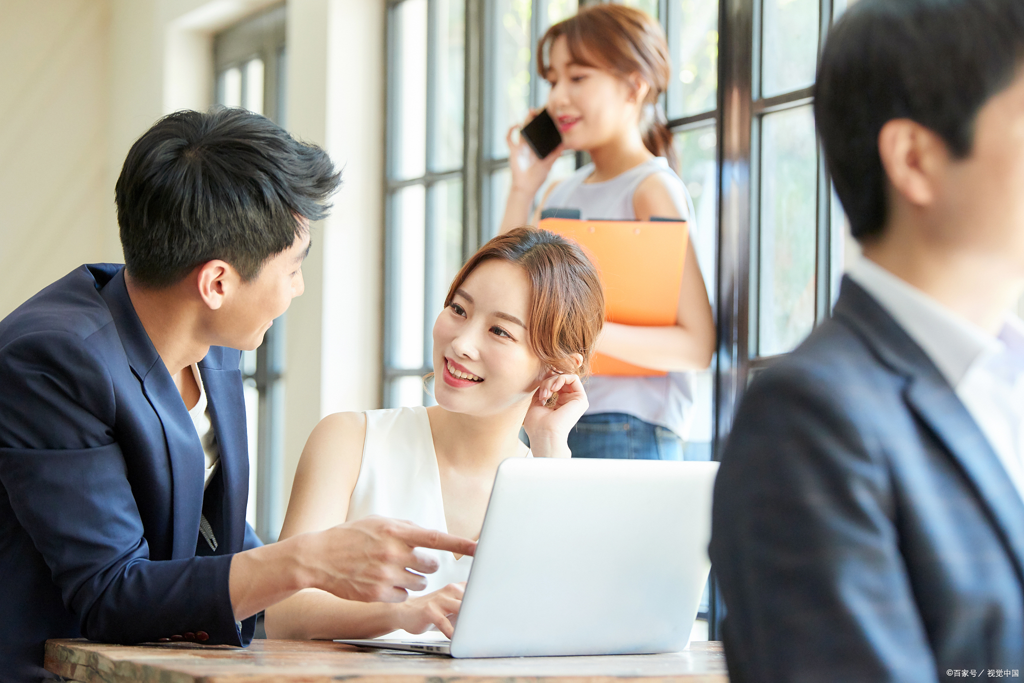 职场中办公室恋情如同走钢丝,一边是升职加薪,一边是爱情甜蜜,如何