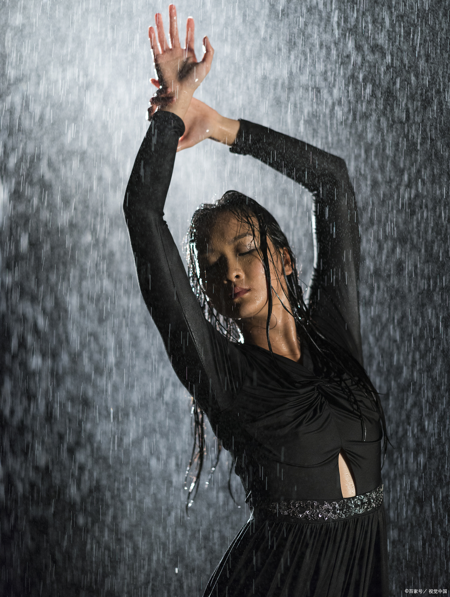 生活不是等待风暴过去,而是学会在雨中跳舞