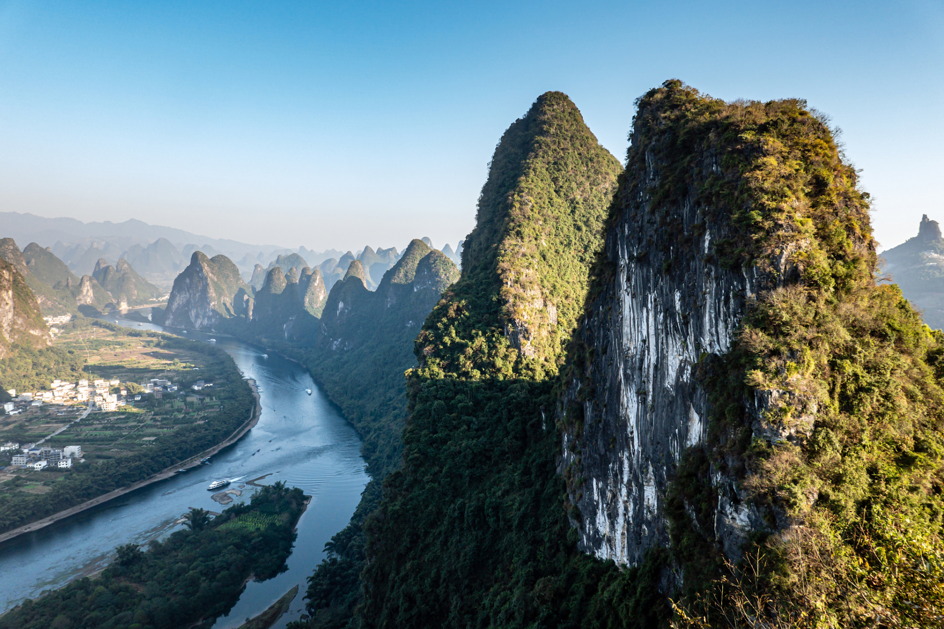 九马画山是桂林漓江著名的景观之一,在这里的江面就像是转了一个镰刀