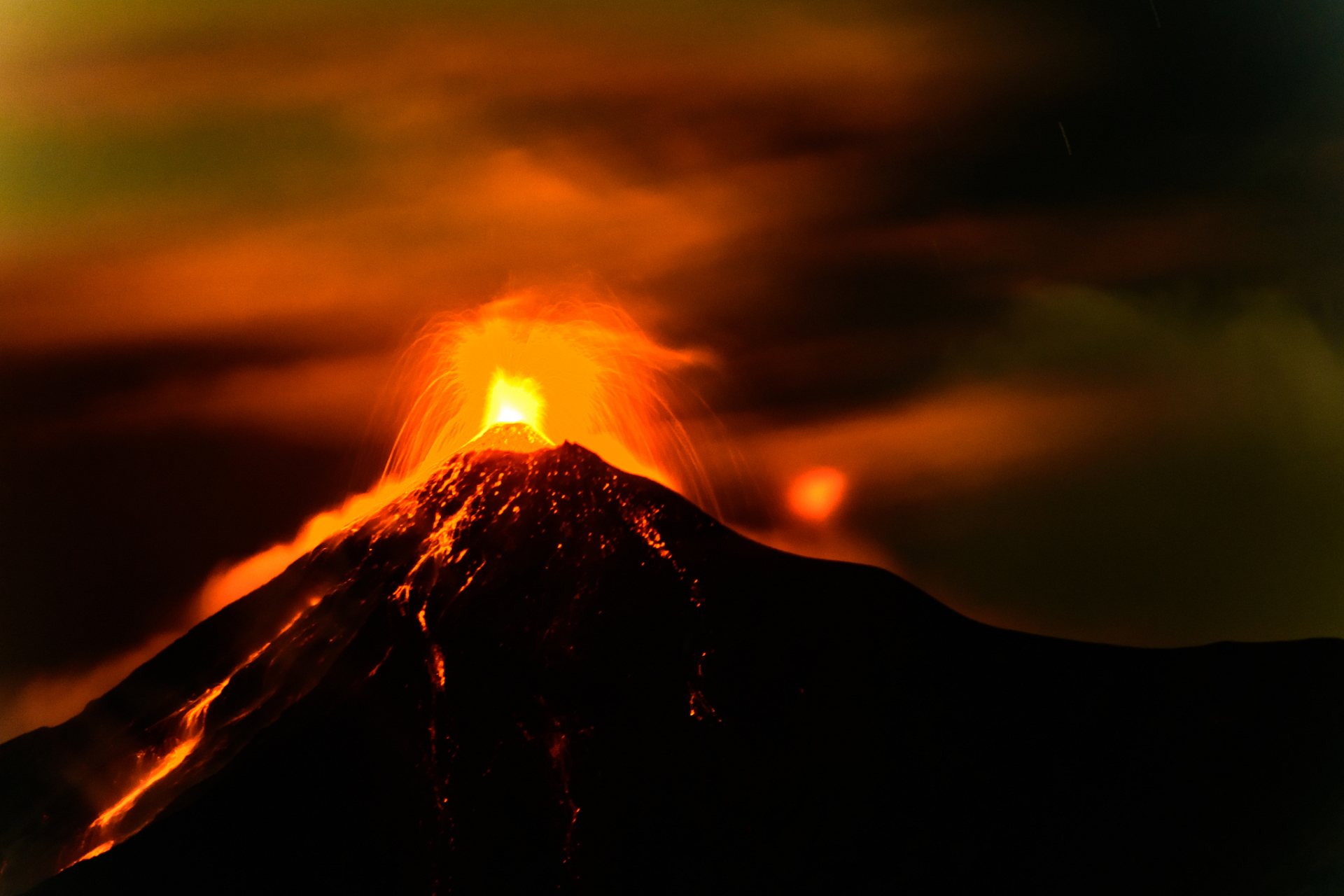 日本鹿儿岛火山爆发图片