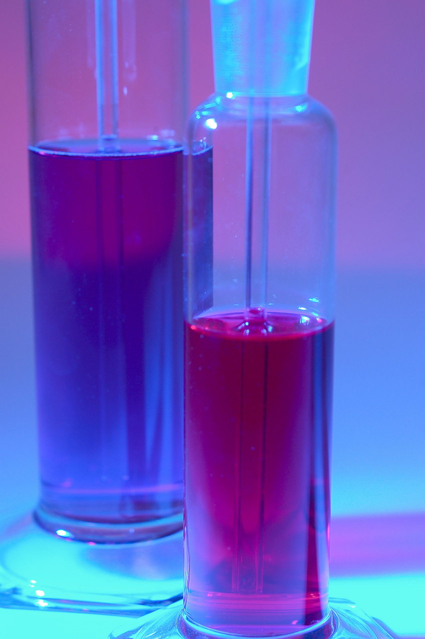 酸的浓度,种类,温度,溶剂等外部因素也会影响石蕊试液的变色.