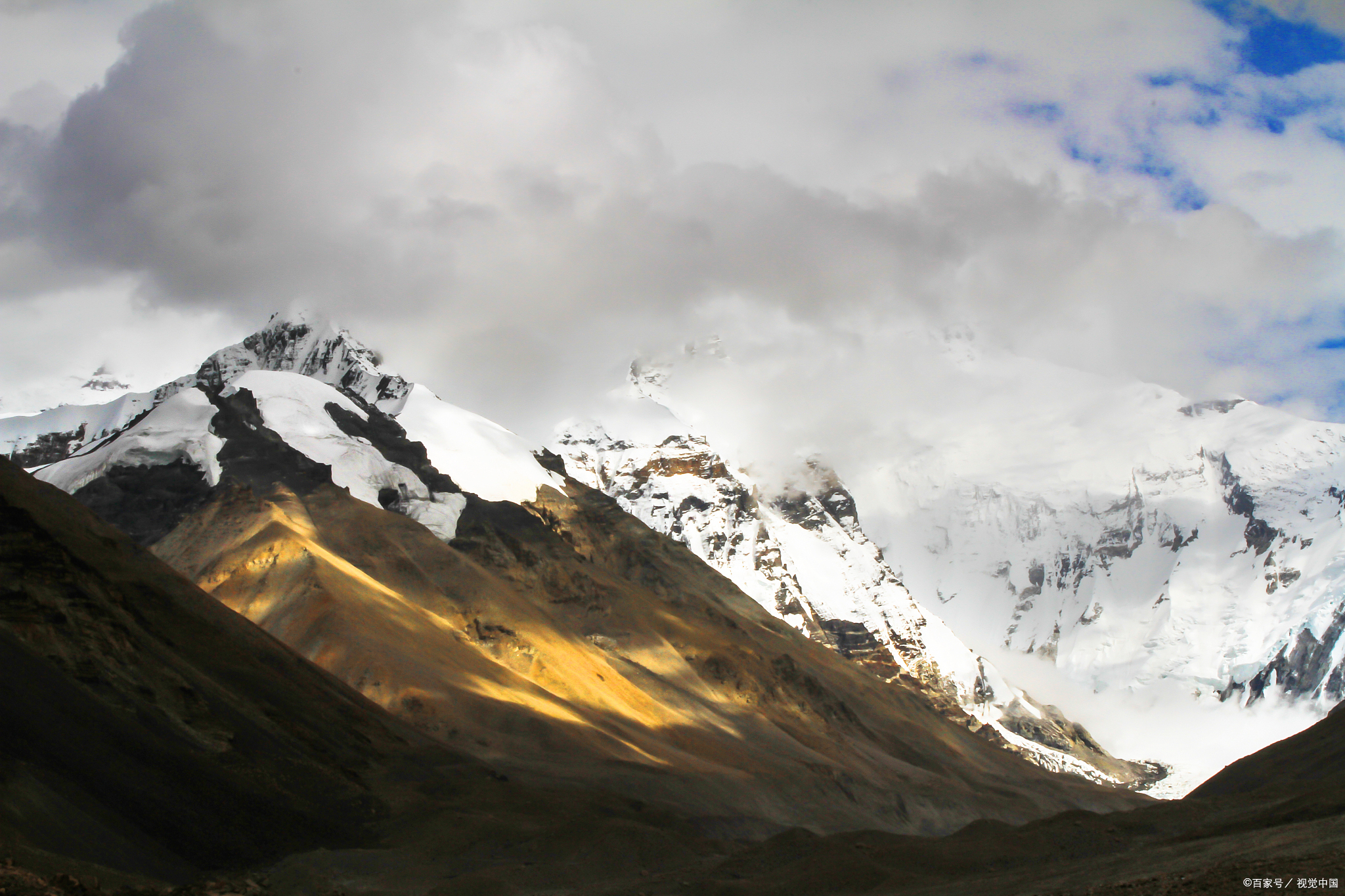 慕士塔格峰,亦称喀什噶尔山,位于中国新疆维吾尔自治区阿克陶县与塔