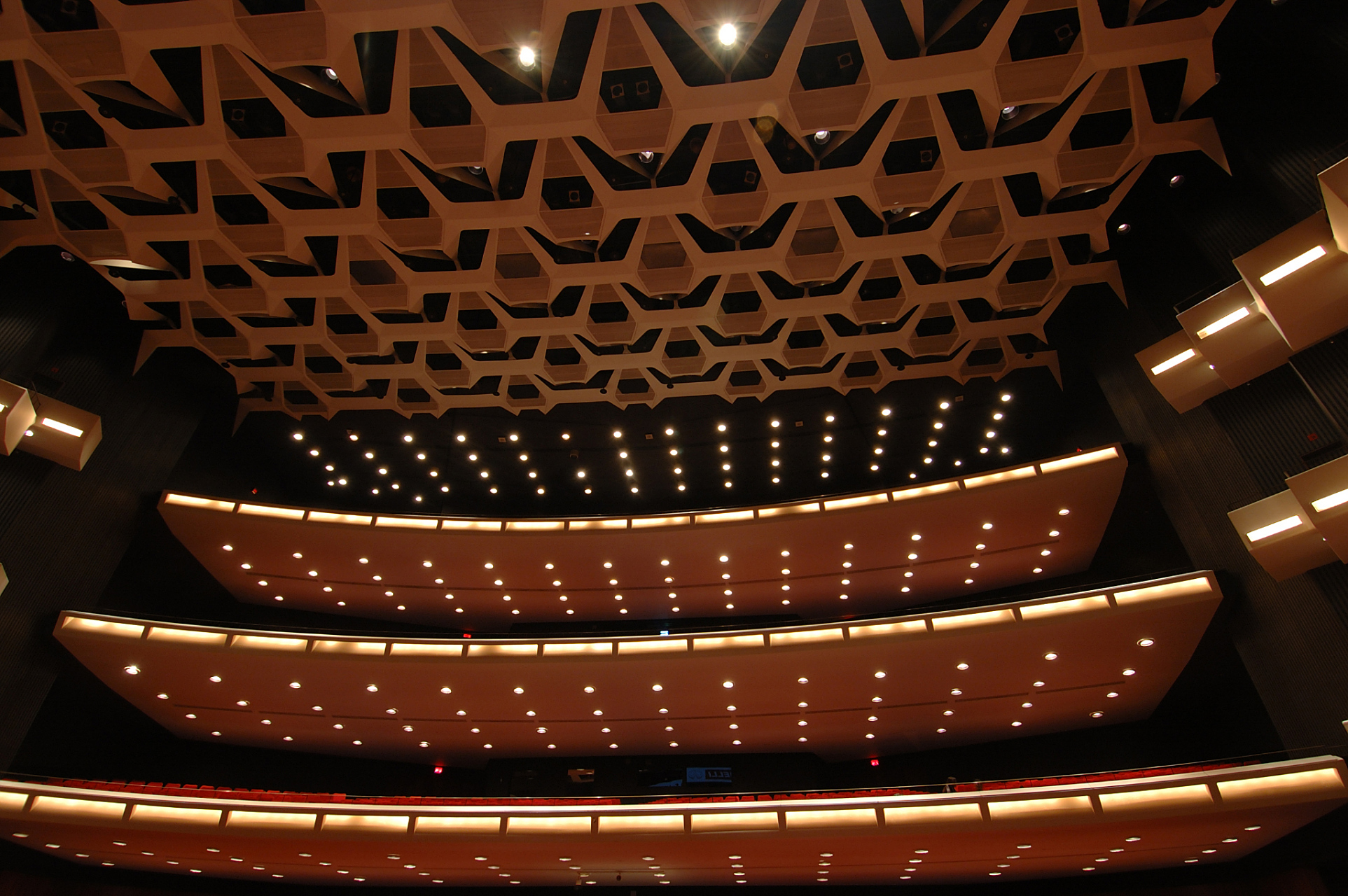 嬉行记# 敦煌大剧院,作为一座璀璨的艺术殿堂,承载着历史的荣光和